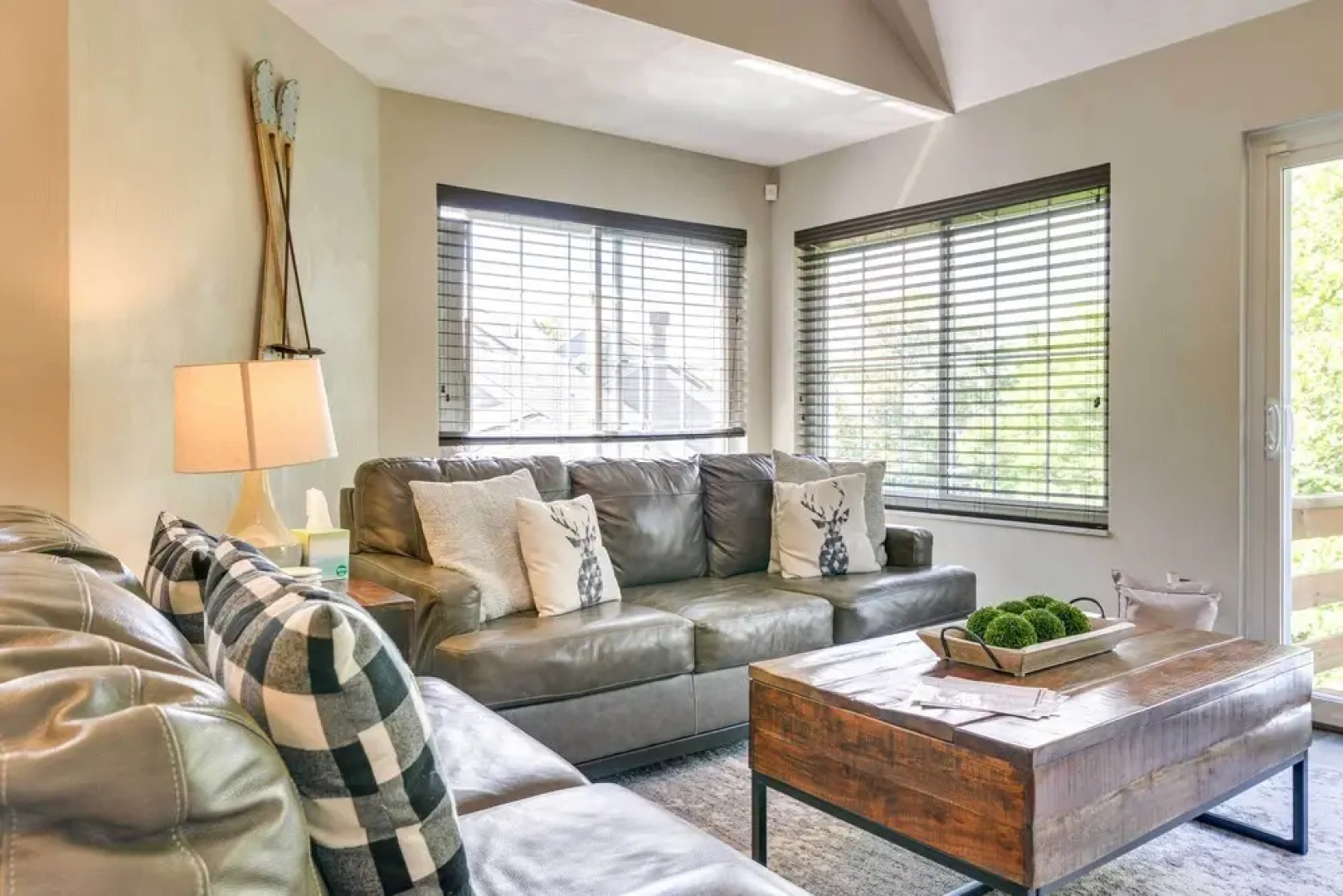 Somerset Townhome w/ Deck < 2 Mi to Ski Lift!