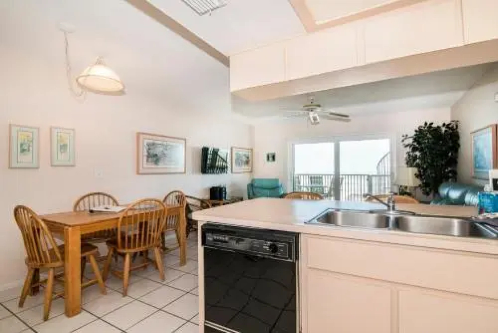 Joyce's Beachfront Suite 3