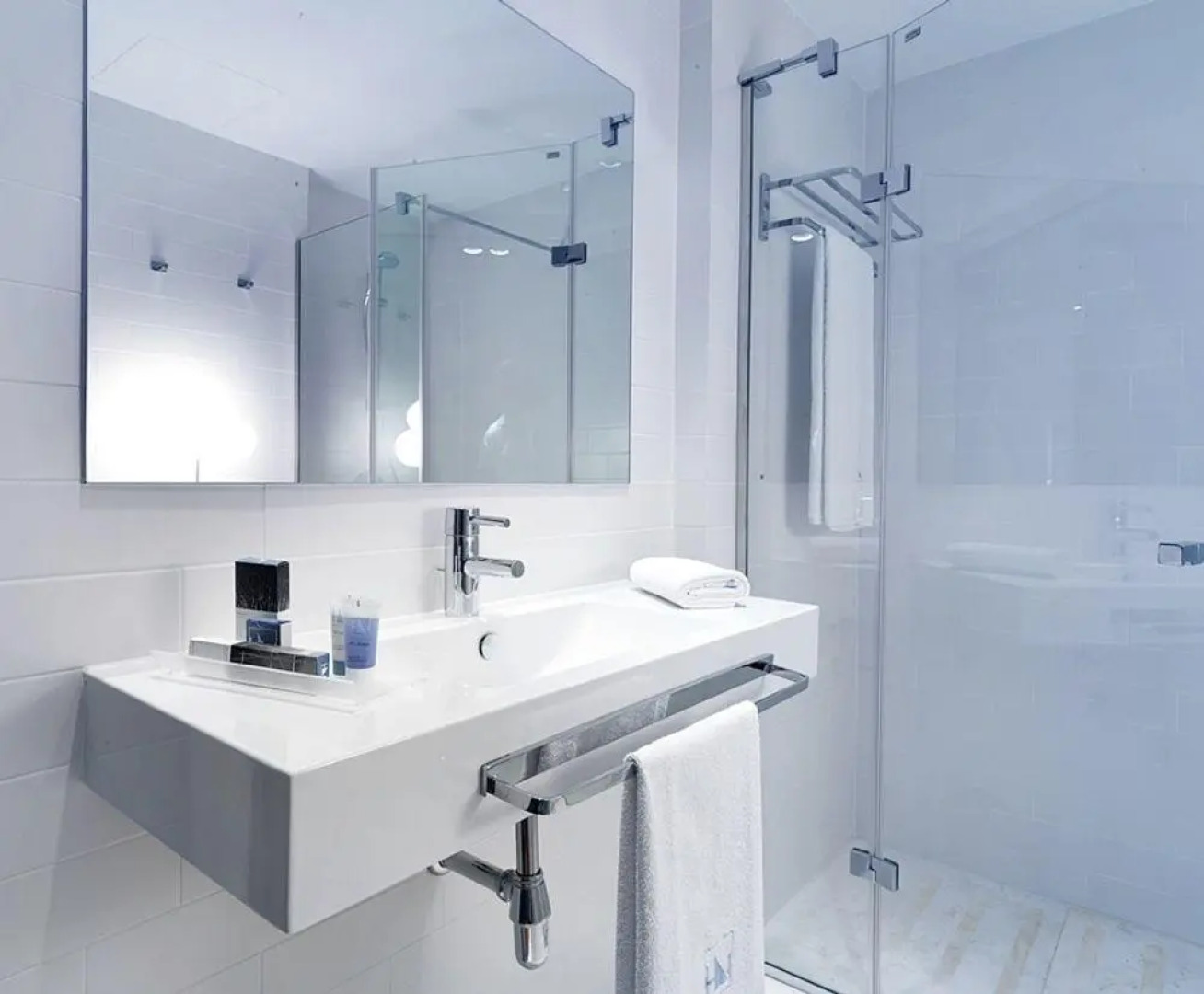 Отель Ikonik Lex