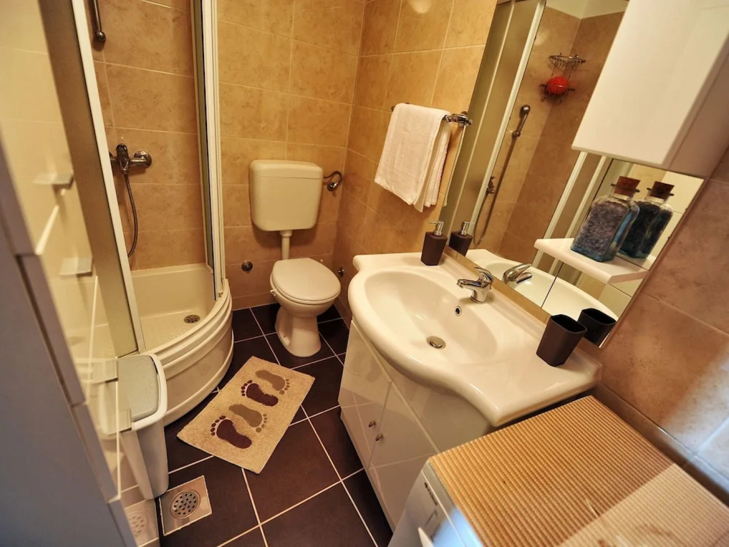 Modern Holiday Home With Covered Terrace and Private Garden