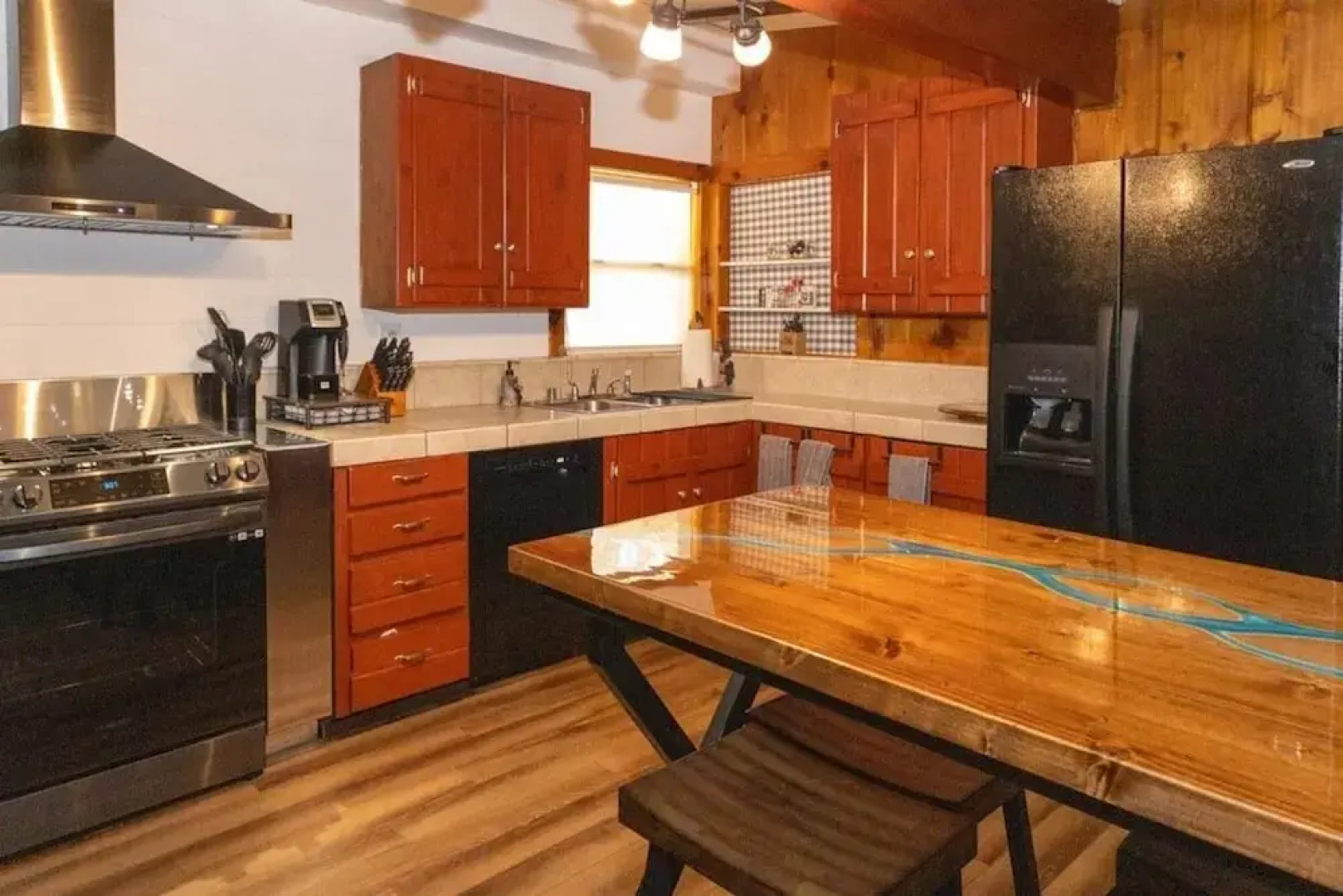 Nature's Bounty Cabin: Explore, Relax, Reconnect 3 Bedroom Home by RedAwning