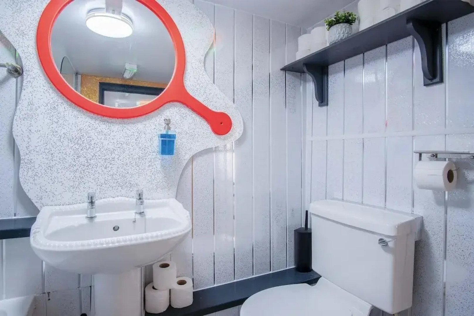 Clouds - 1 Bedroom Holiday Home - Milford Haven