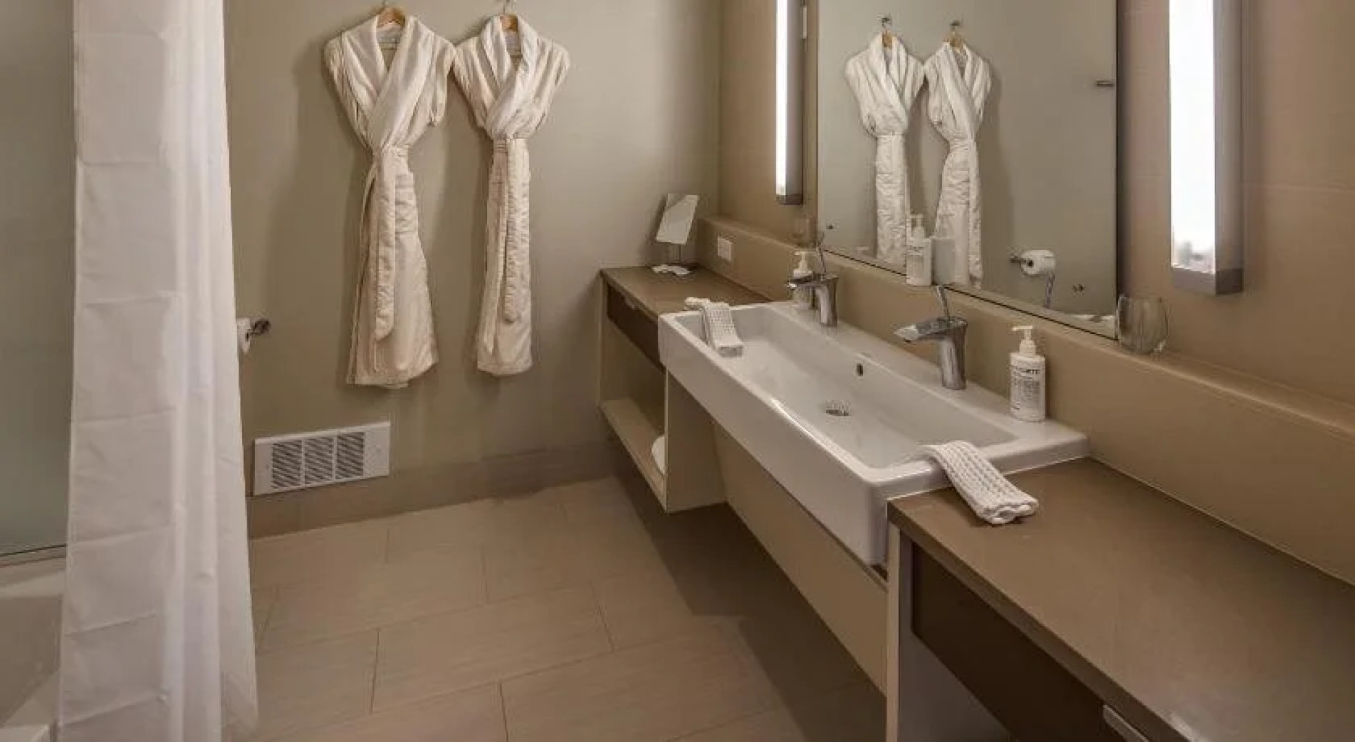 Island Inn at 123 West