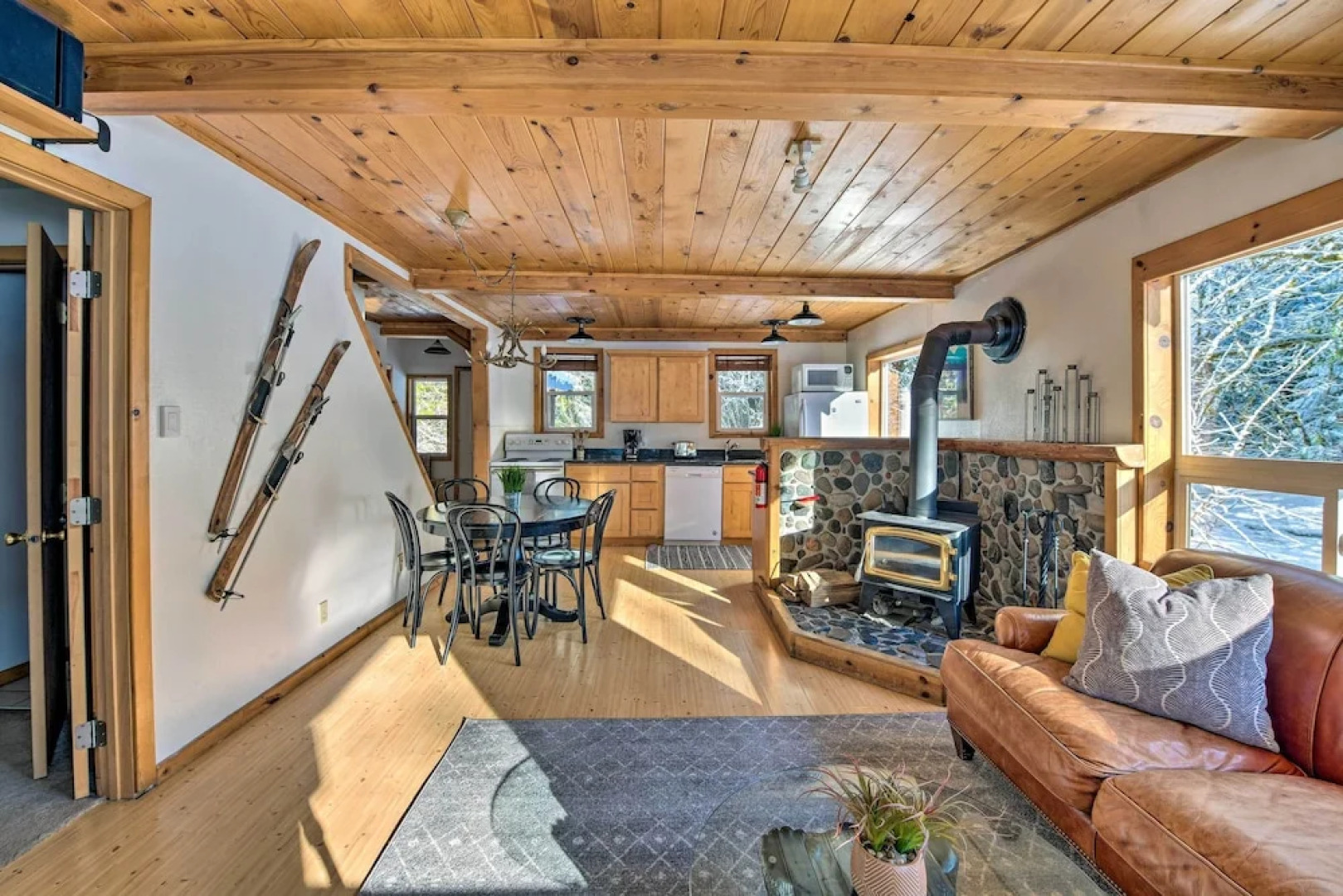 Mysty Mountain Cabin on River: Near Stevens Pass!