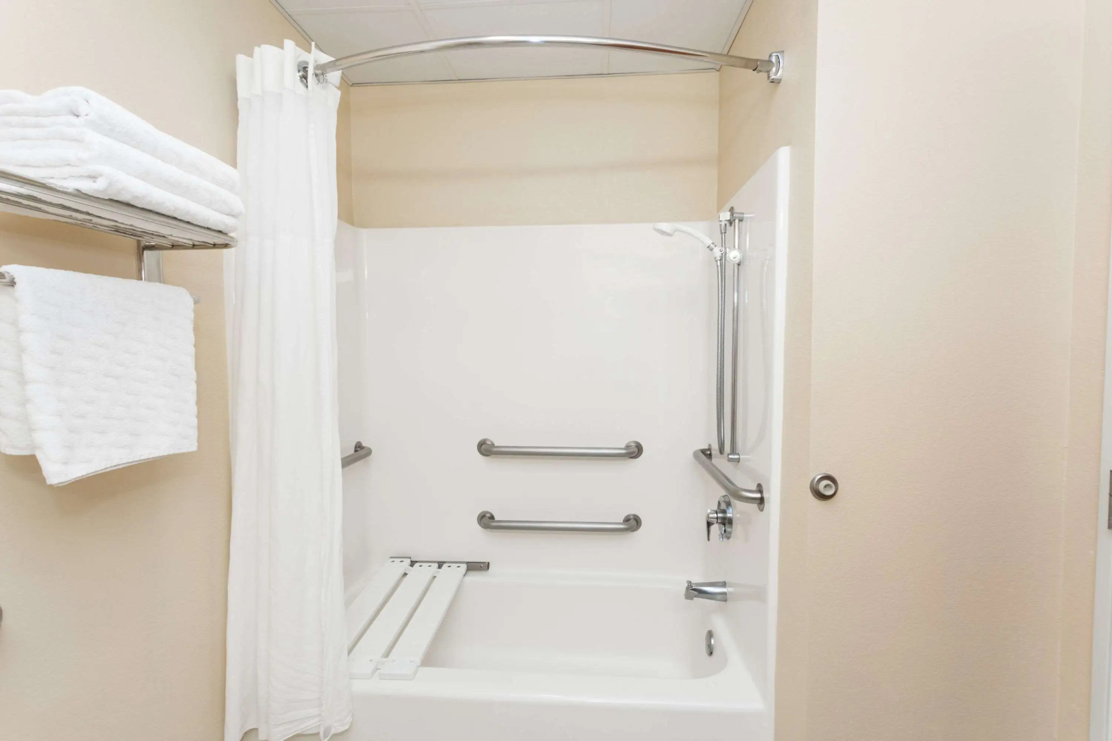 Days Inn & Suites by Wyndham Savannah North I-95