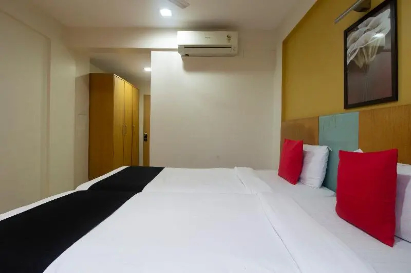 Capital O 45006 Shree Omkar Executive