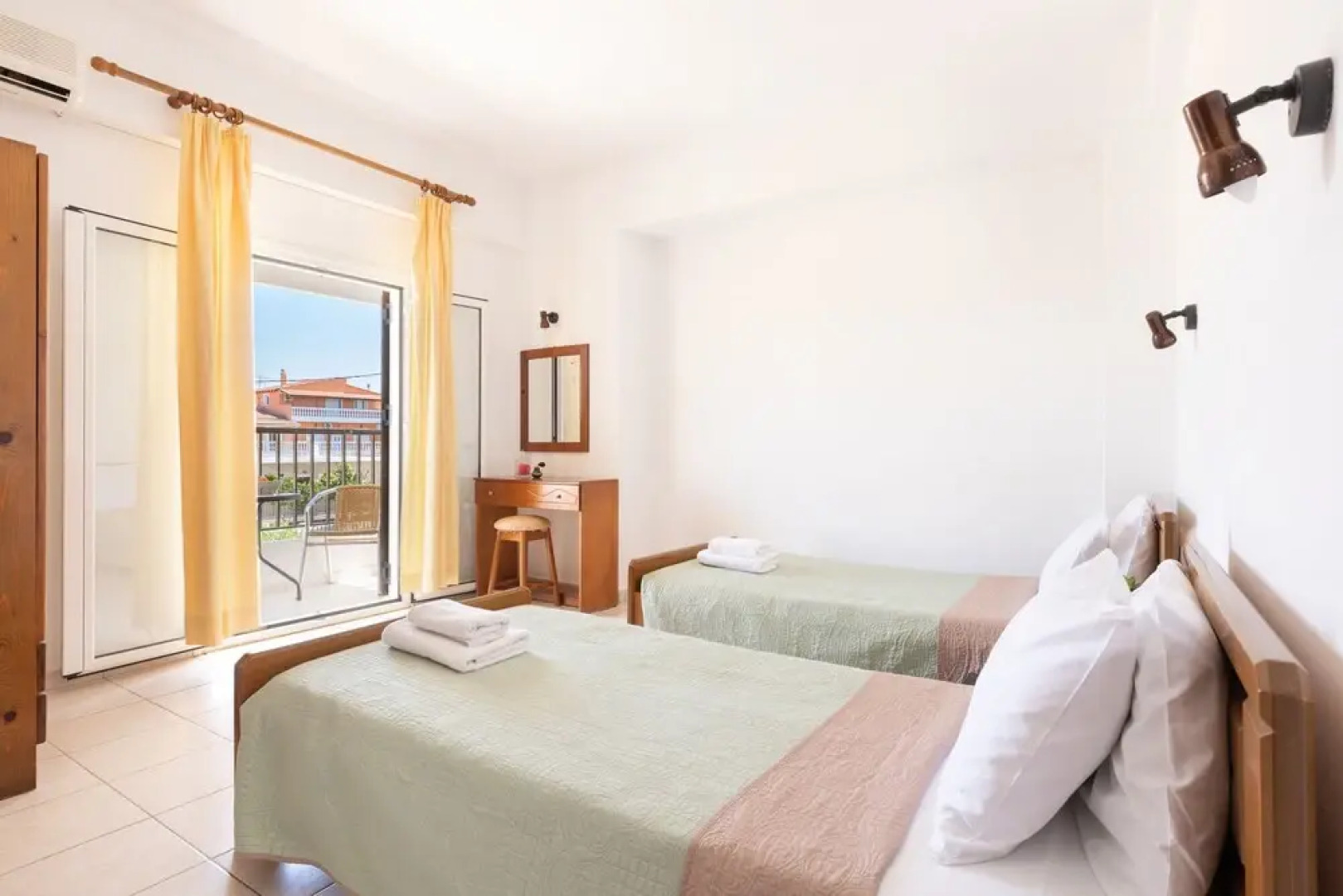 Dora Pool Studios by Konnect