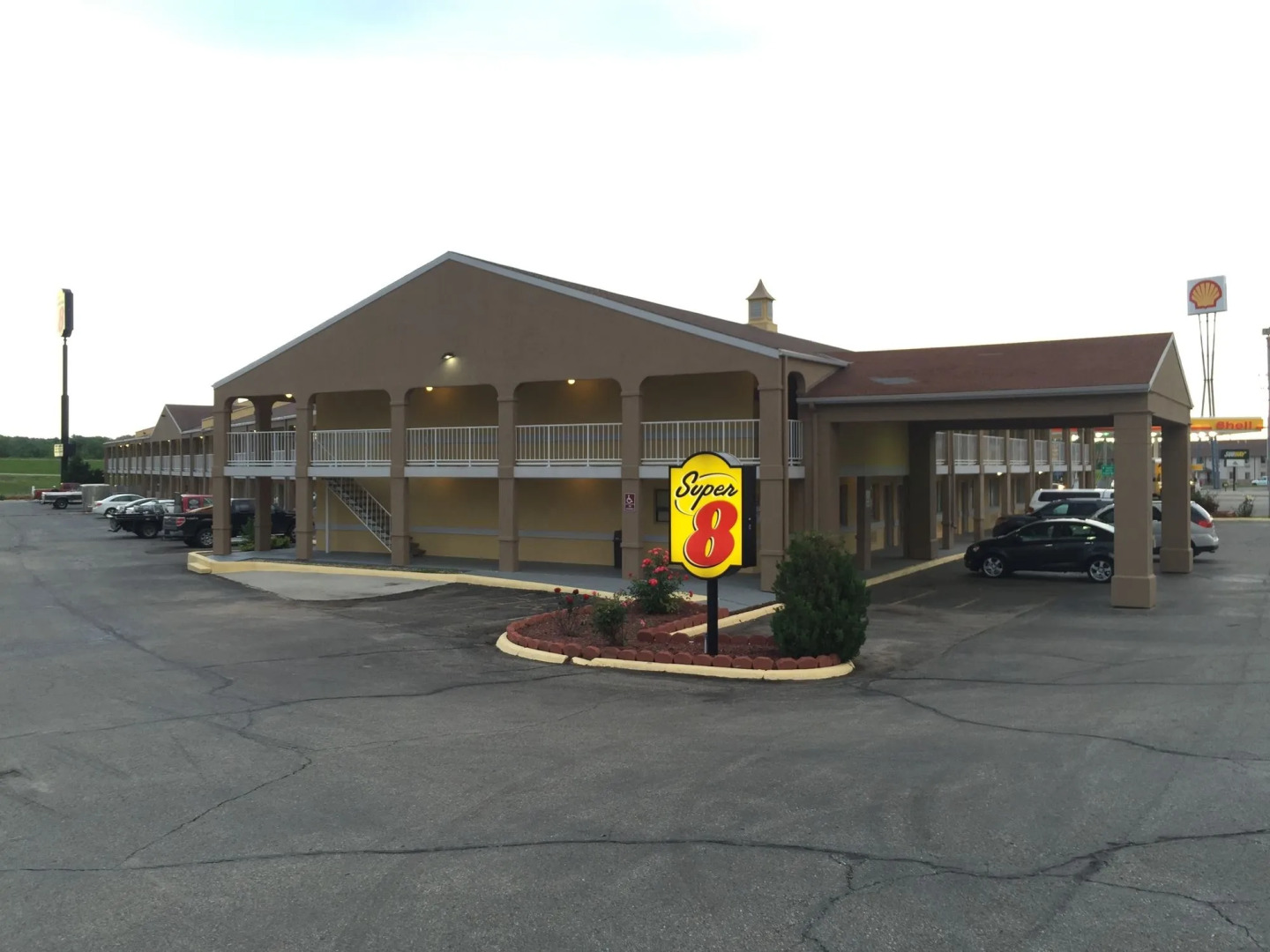 Deluxe Inn & Suites