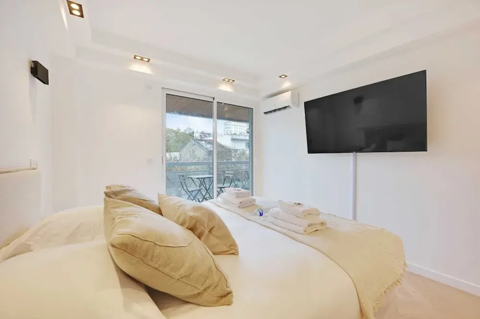 Charming Apt With AC & Balcony