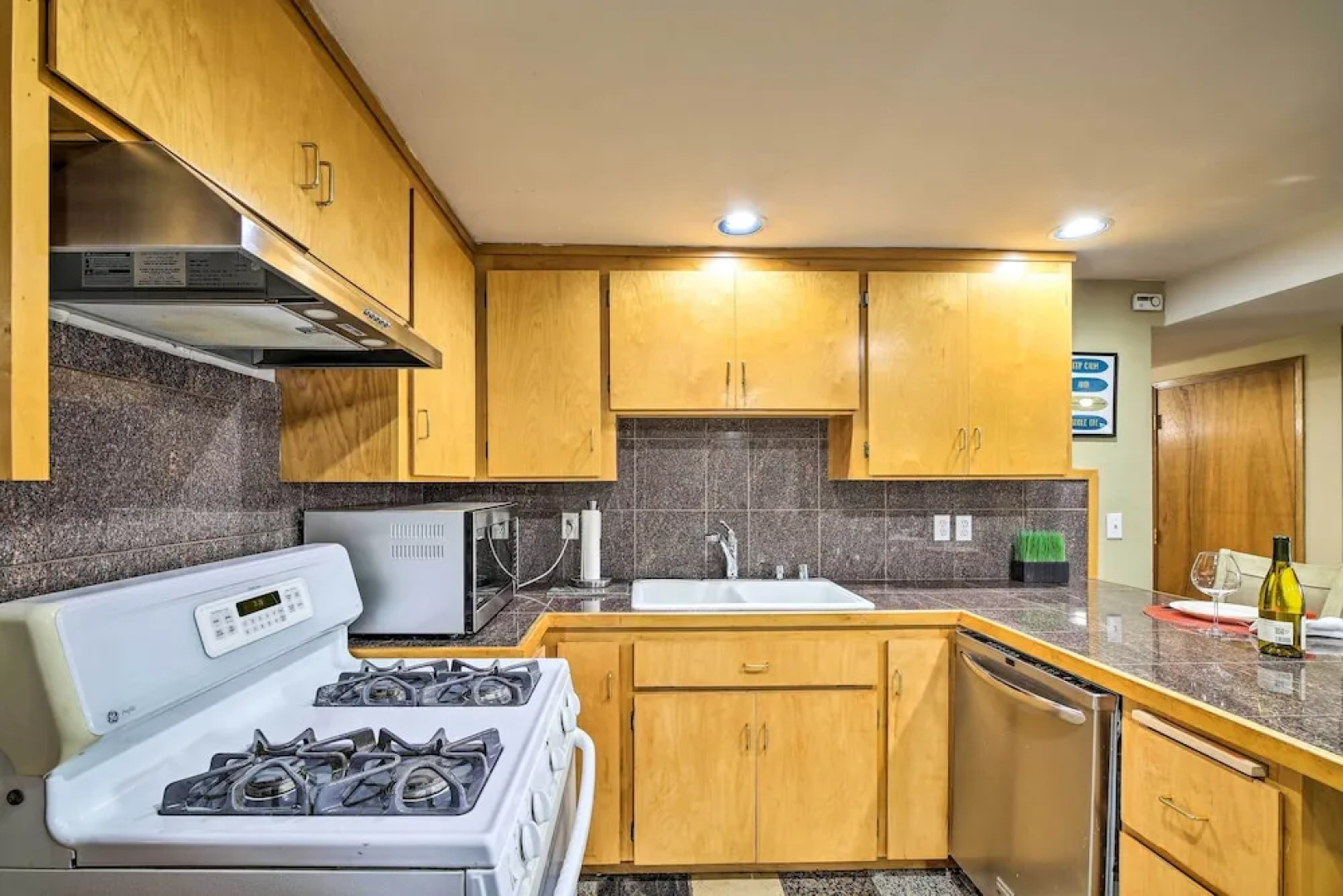 Spacious Apartment on Lake Sawyer w/ Fireplace!