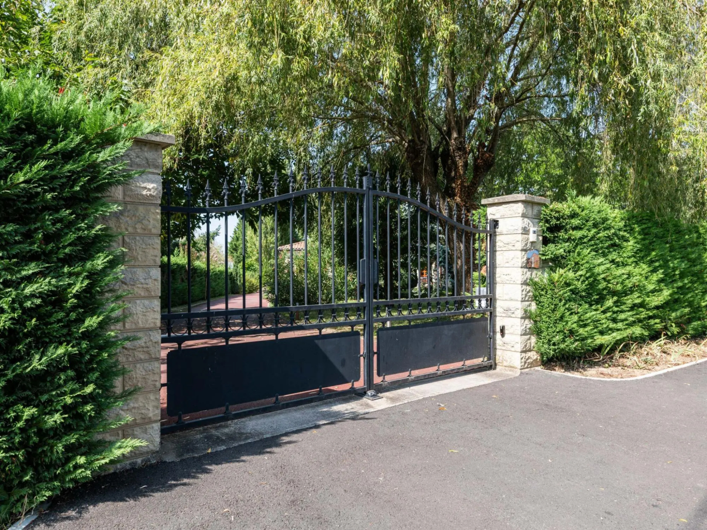 Beautiful Villa with Private Garden in Pineuilh Aquitaine
