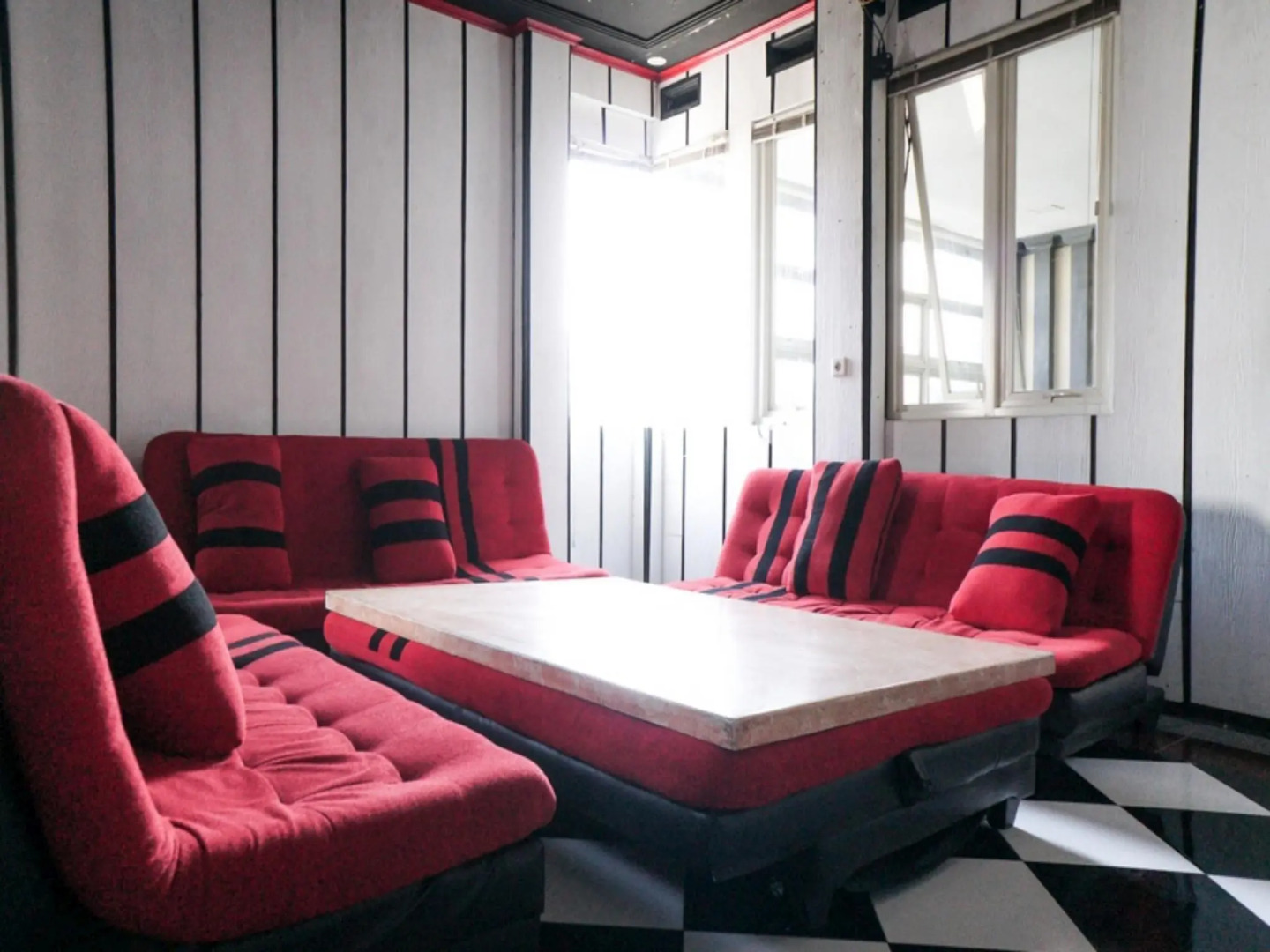 RedDoorz near Alun Alun Batu