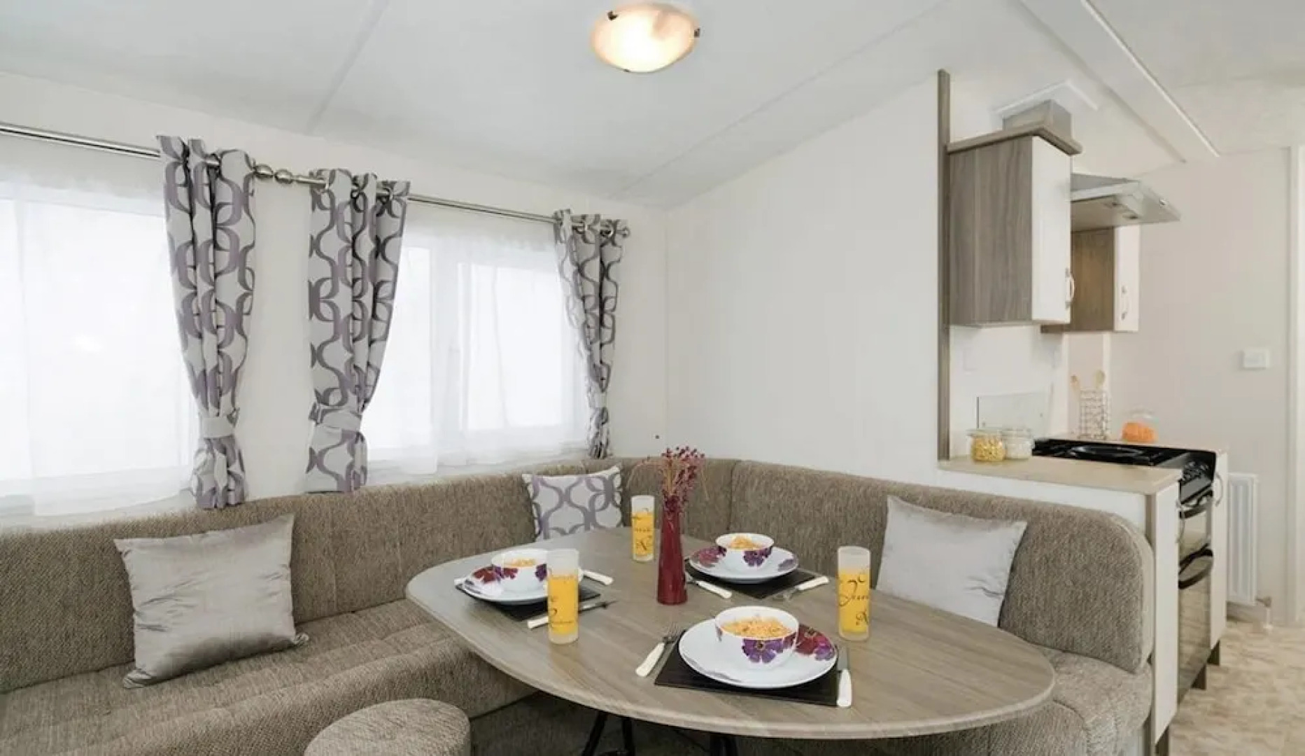 Stunning 4-bed Caravan in Mablethorpe Sleeps 10