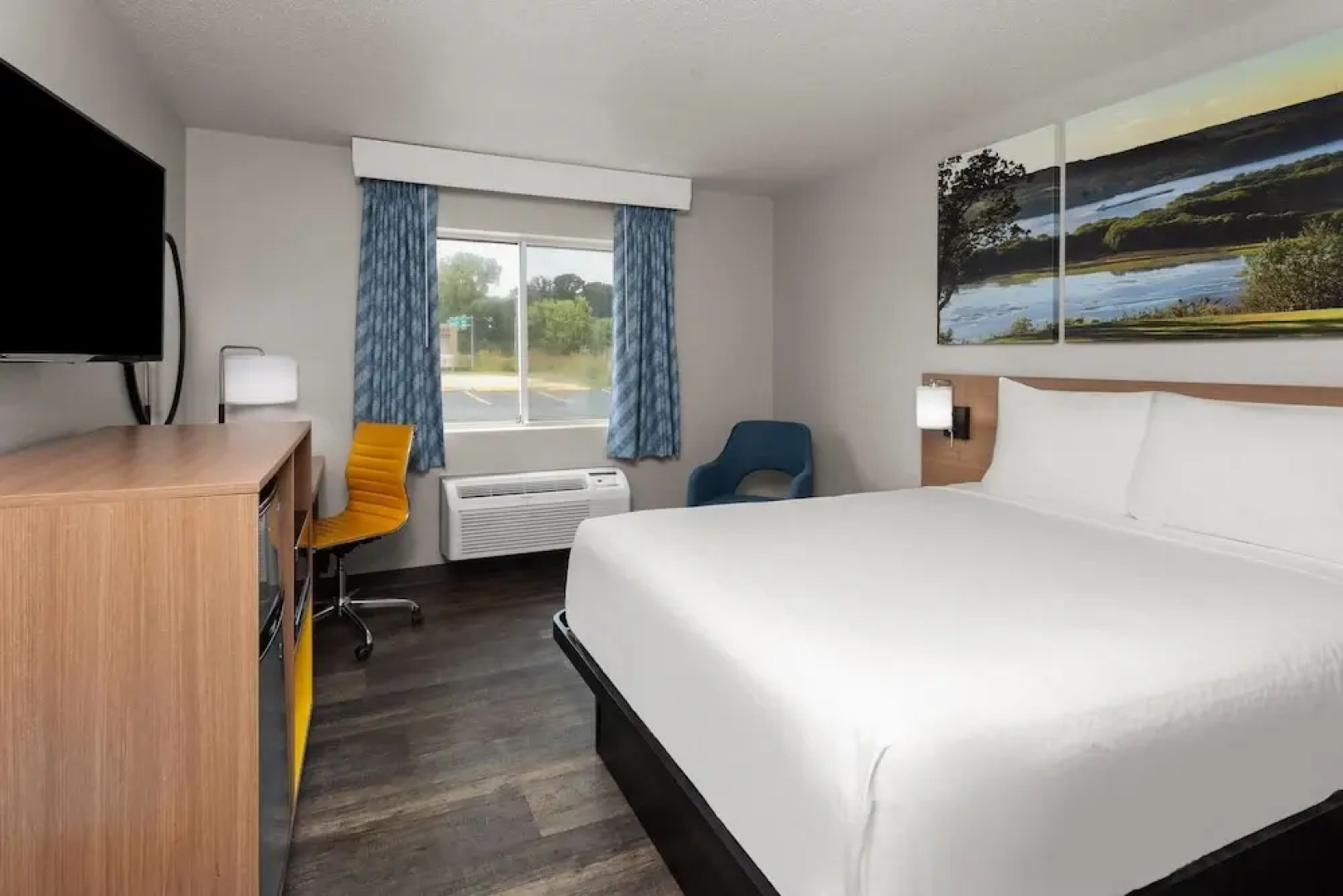 Days Inn & Suites By Wyndham Kaukauna Wi