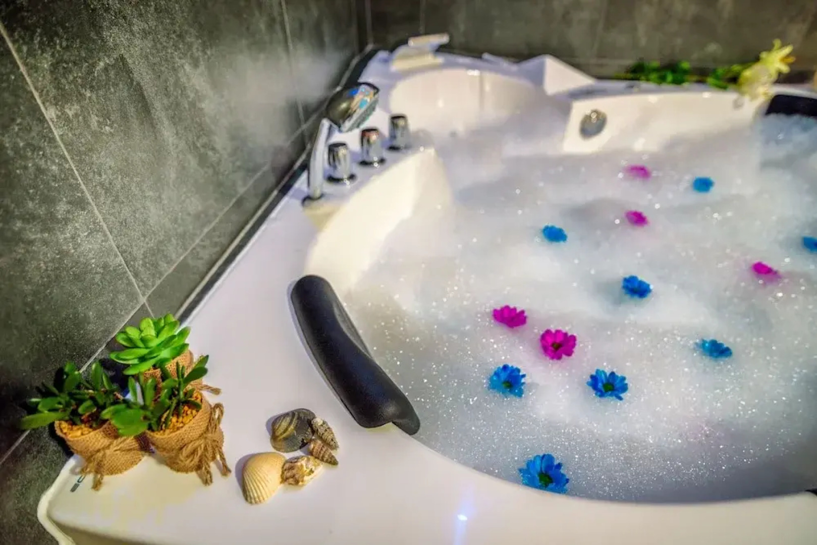 Rural House With Jacuzzi and Fireplace in the Room for 2-4 People