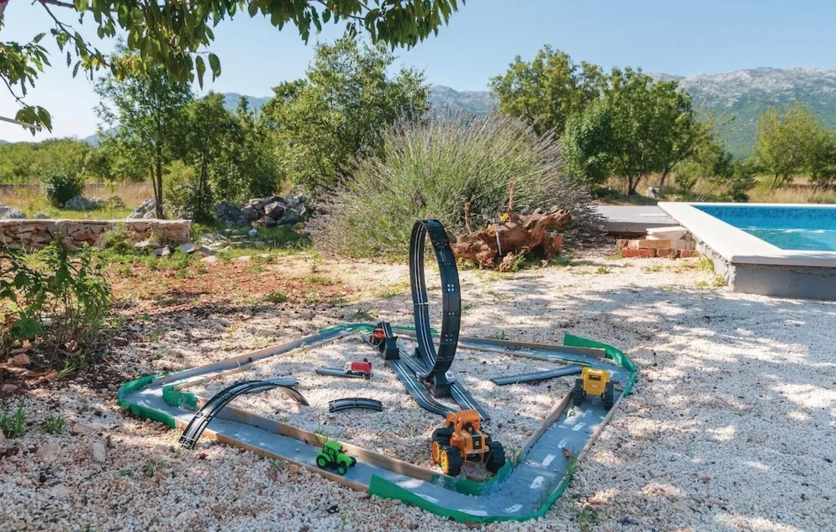 Awesome Home in Dugopolje With Wifi and 5 Bedrooms