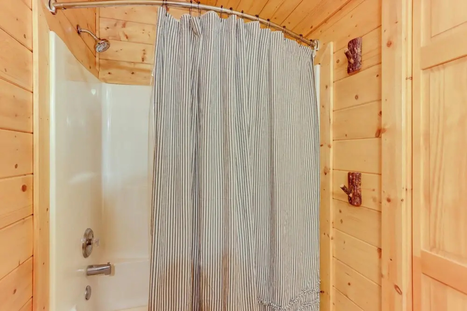 9 Mi to Dtwn Blue Ridge: Cabin w/ Deck & Grill!