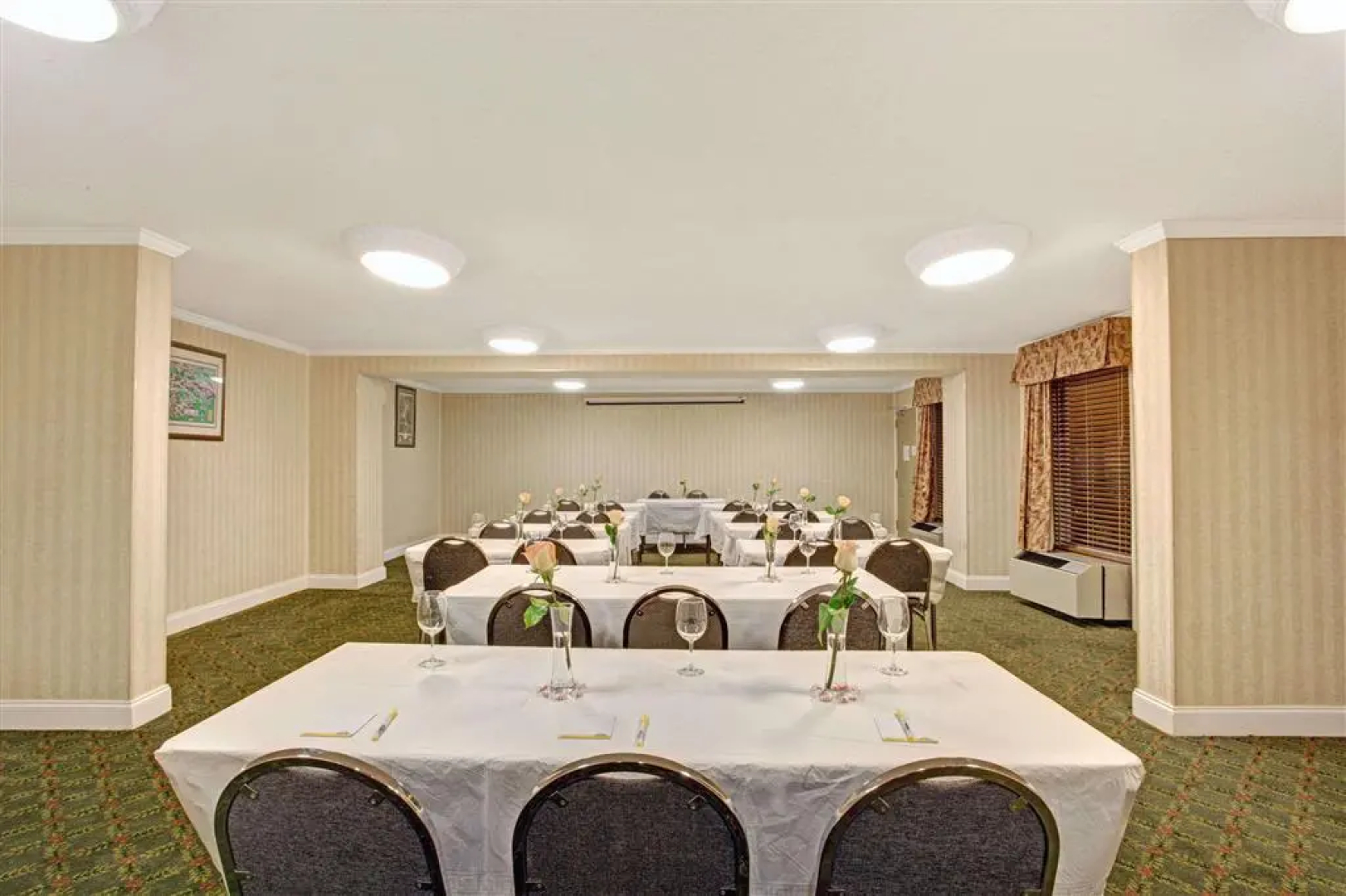 Days Inn & Suites by Wyndham Collierville Germantown Area