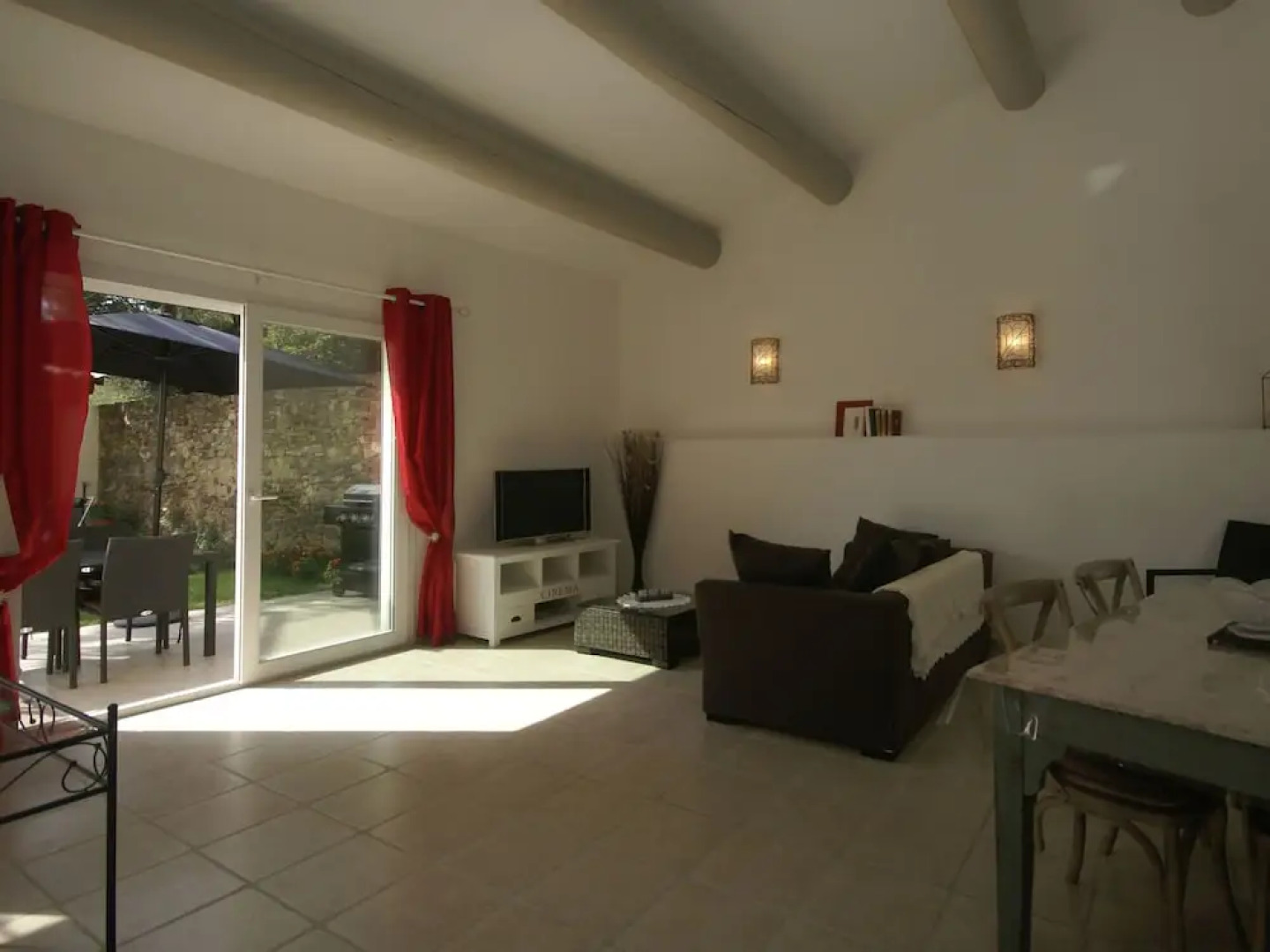 Recently Built Villa With Shared Swimming Pool Near the Village of Piolenc