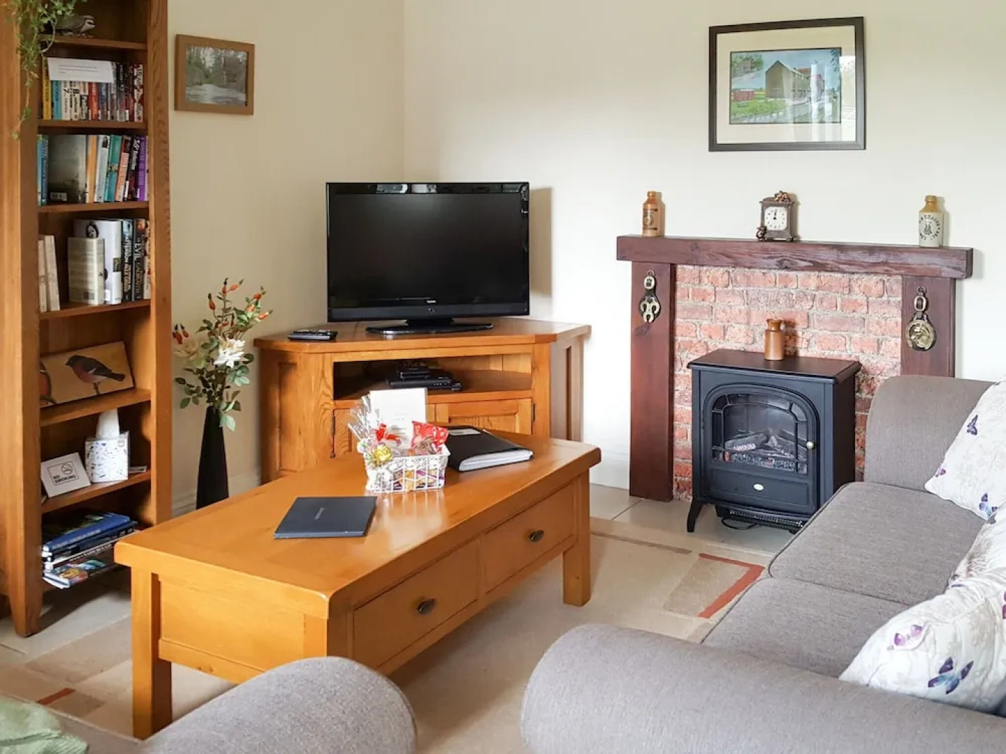 Beautiful, Spacious Cottage Offering Views of the River Nar