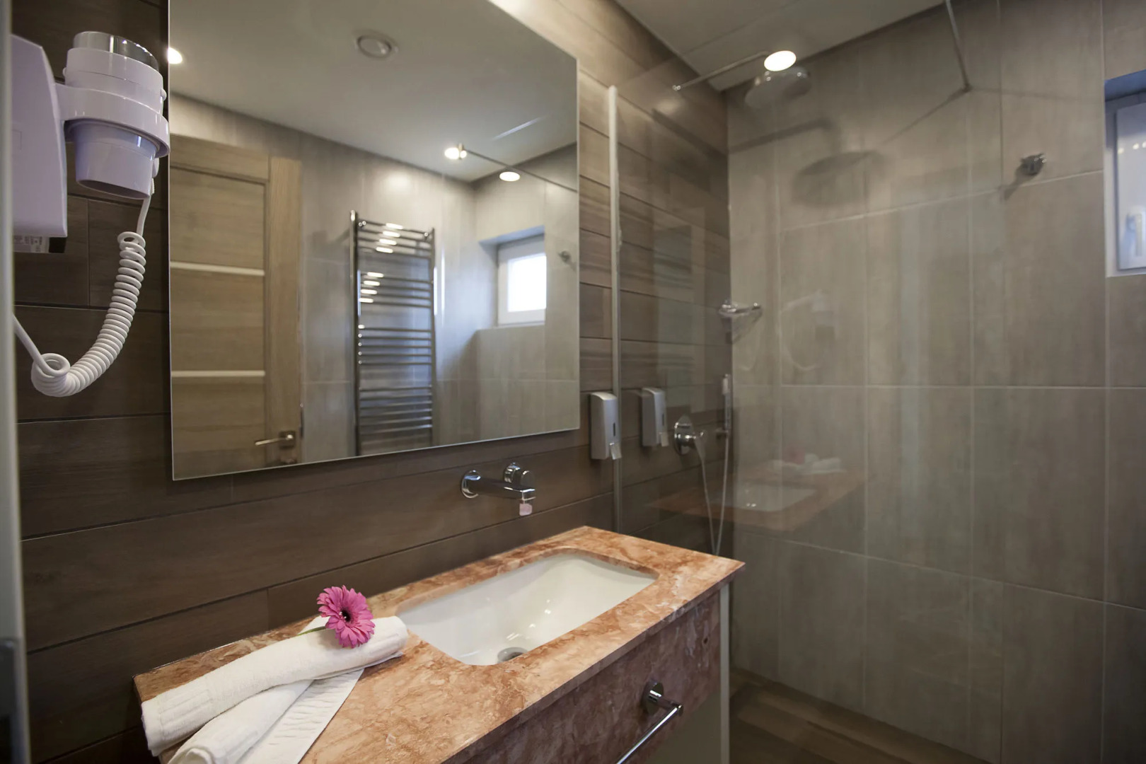 Exclusive Hotel & More