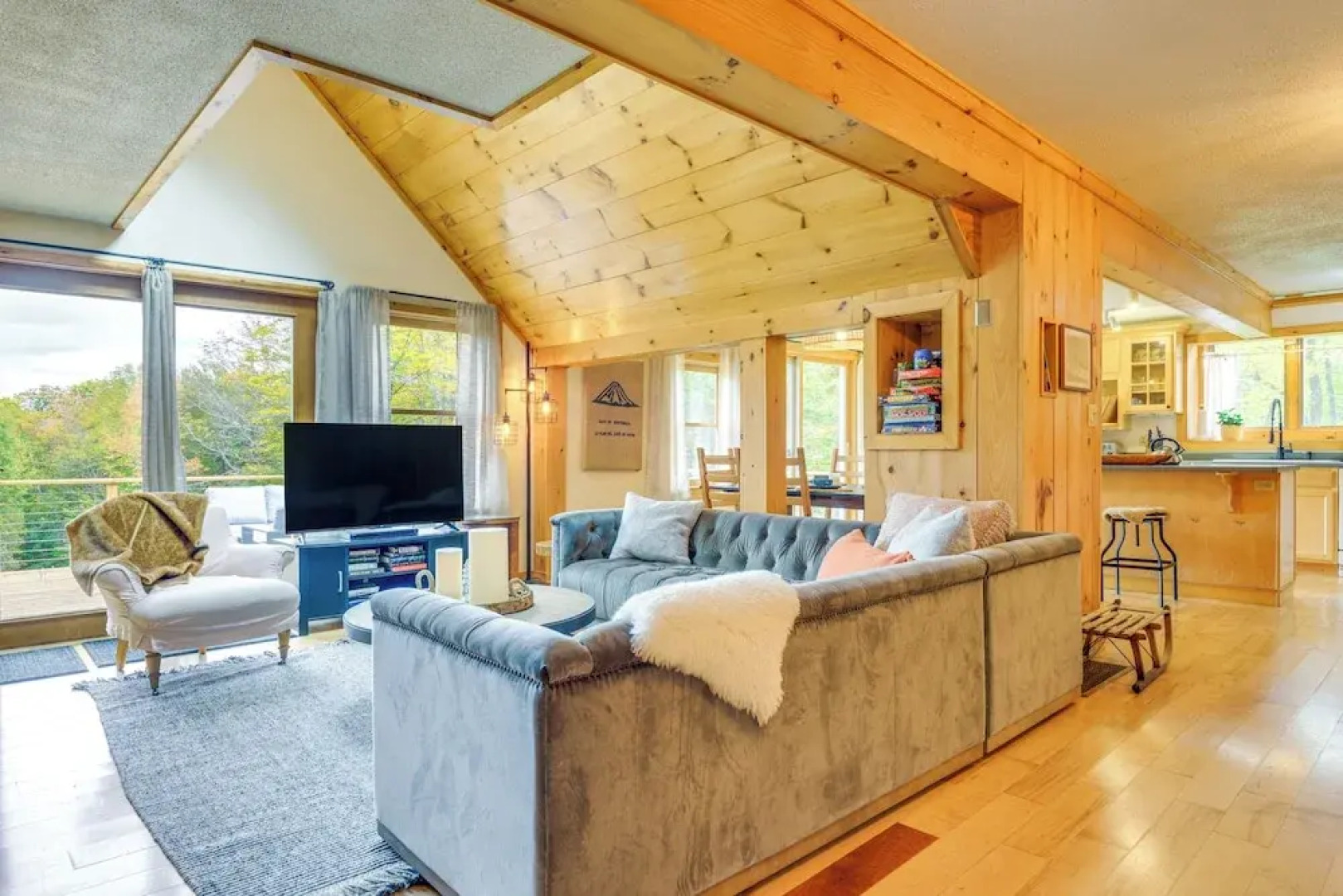 Storybook Stratton House: 3 Mi to Mount Snow!