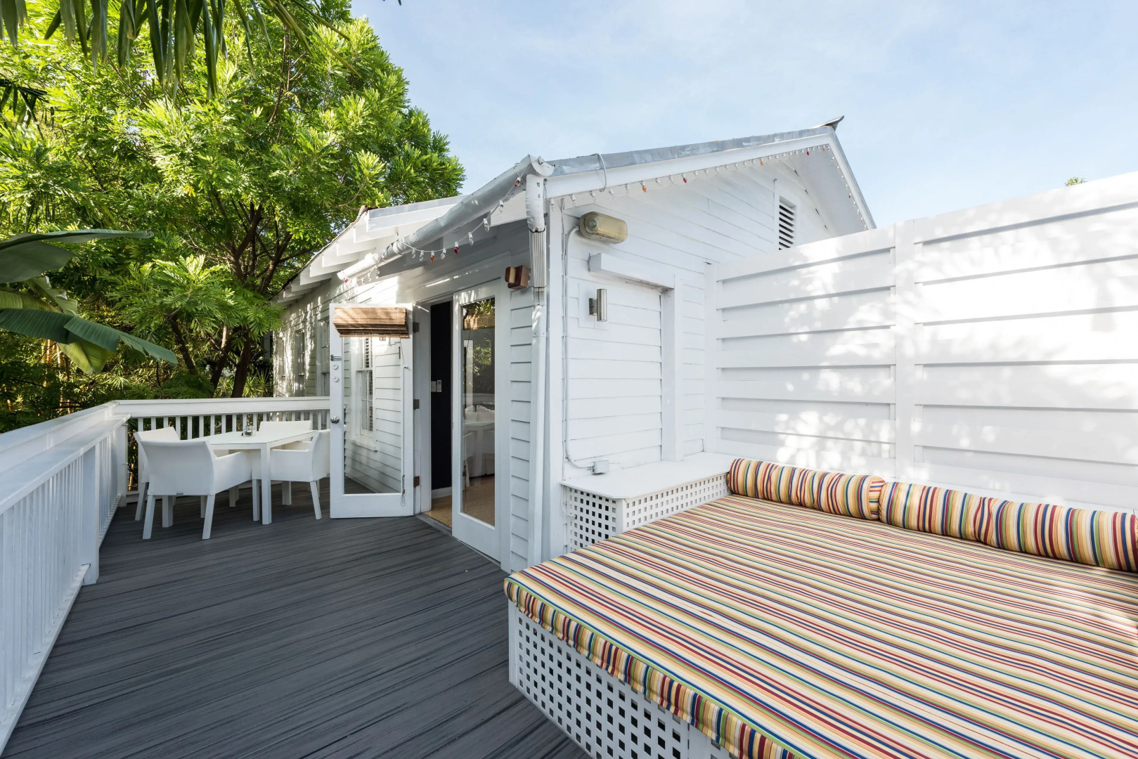 Alexander's Guesthouse - Adults Only