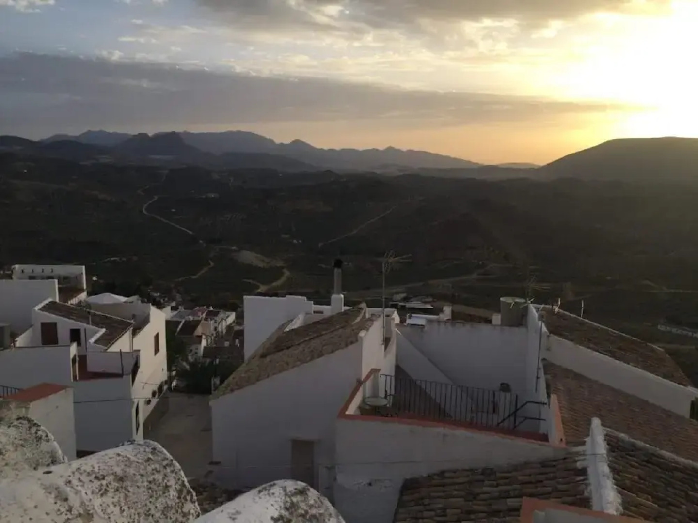 Cottage - Sleeps 4 - Pet Friendly - Patio