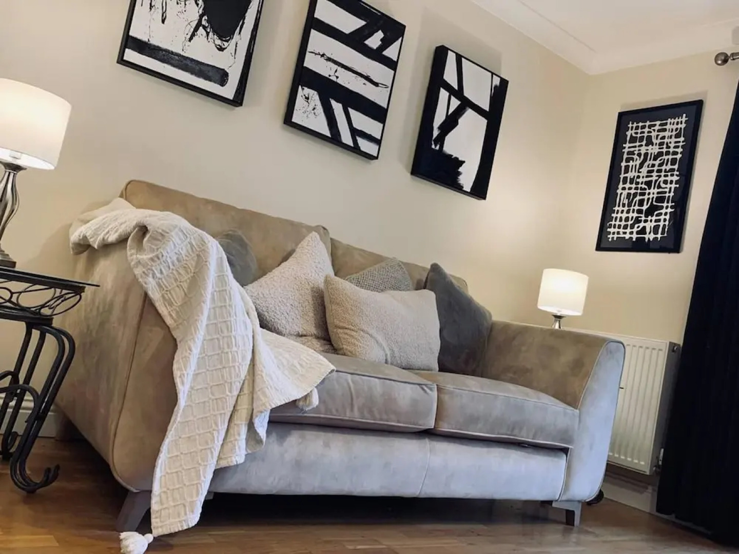 Waterside Townhouse With Balcony And Marina View