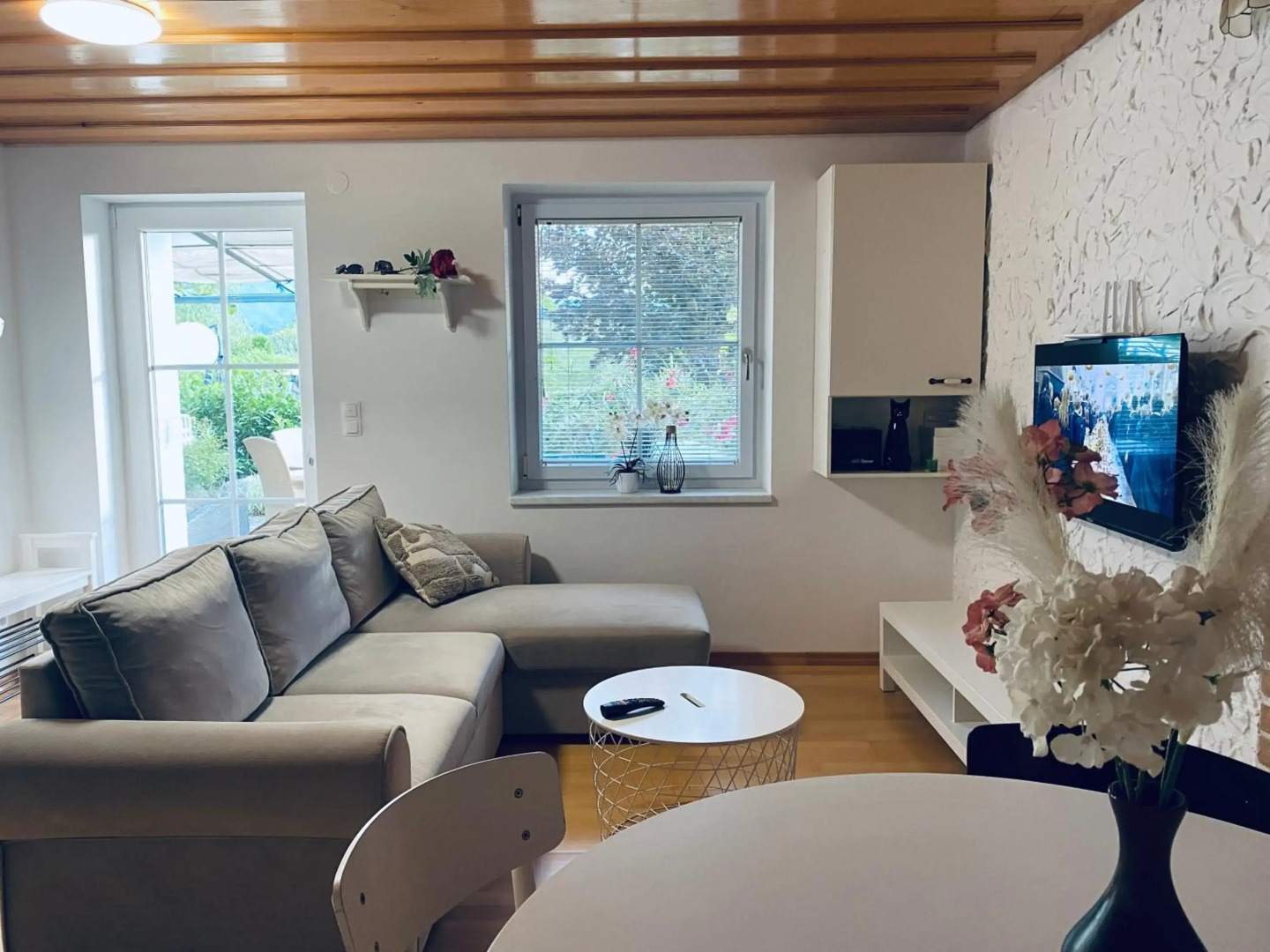 Garden Paradise Bled Apartments - garden, pond and castle view