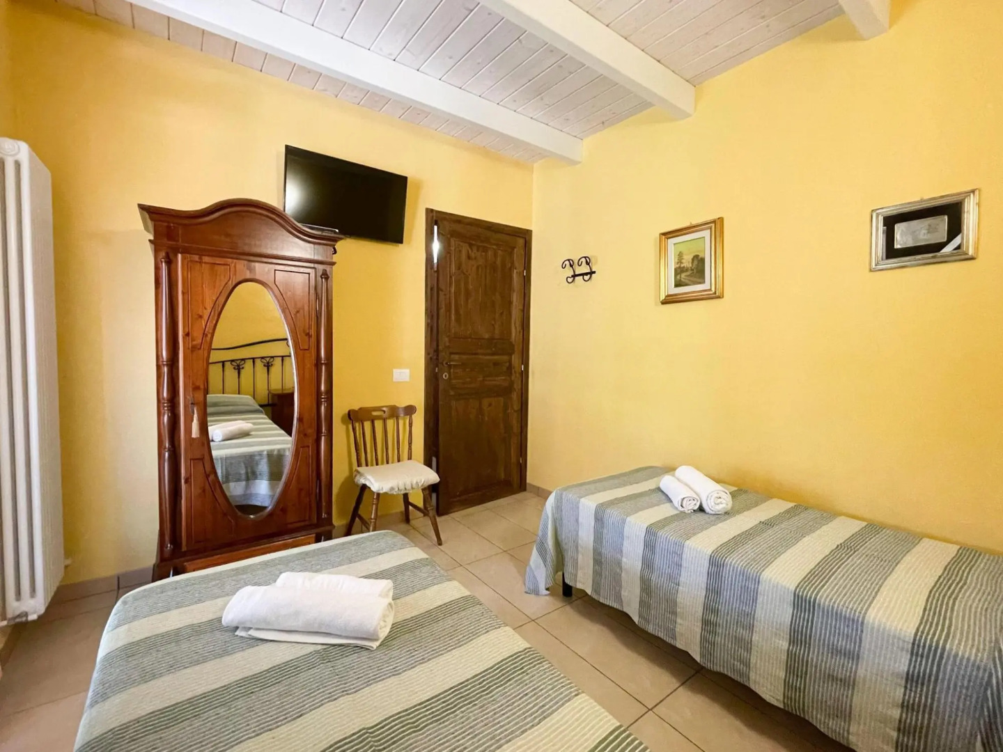 Attractive holiday home in Urbania with bubble bath