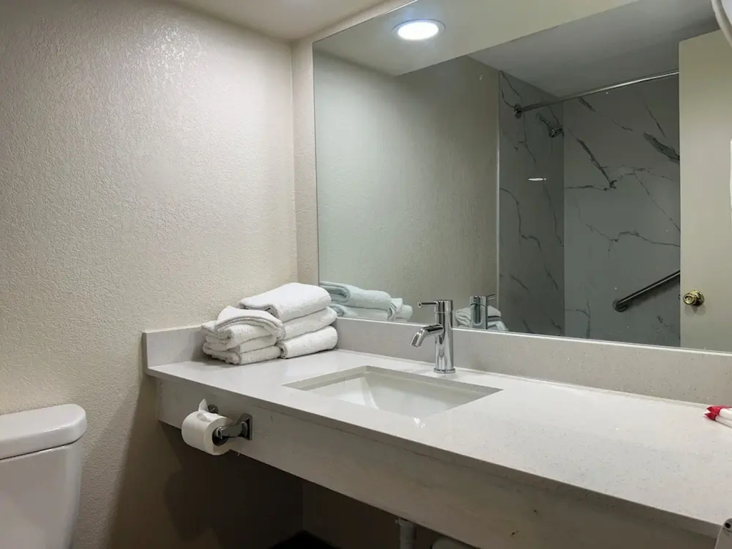 Hilltop Inn & Suites