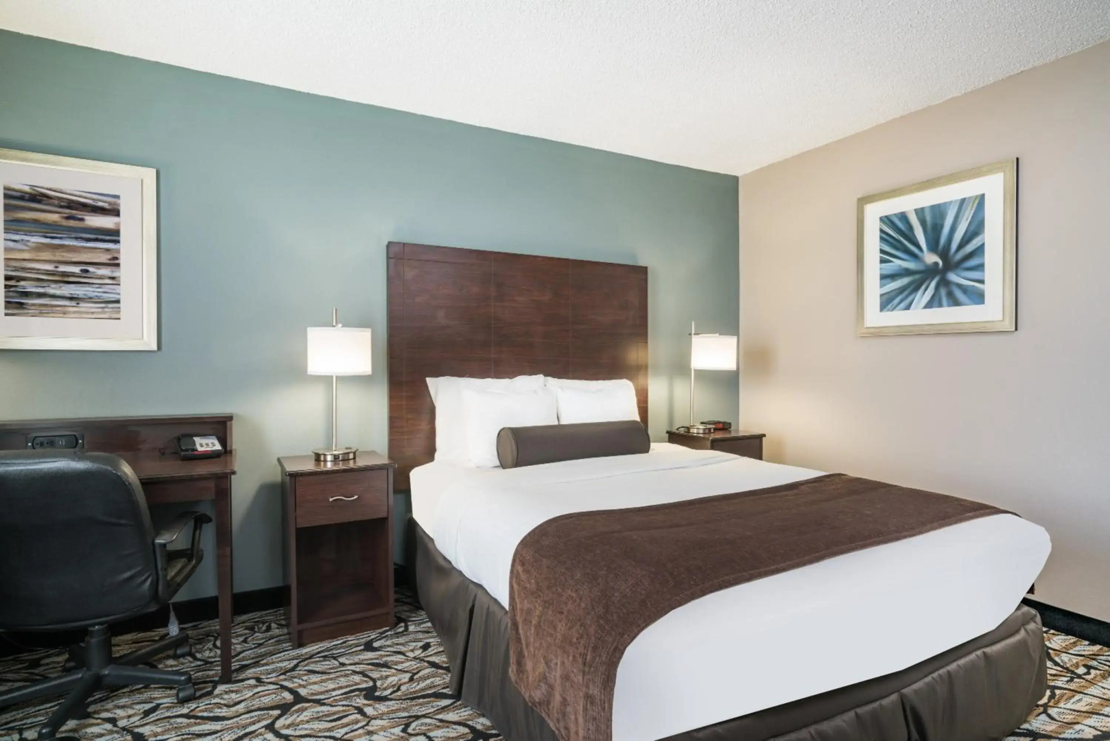 Days Inn & Suites by Wyndham Wausau