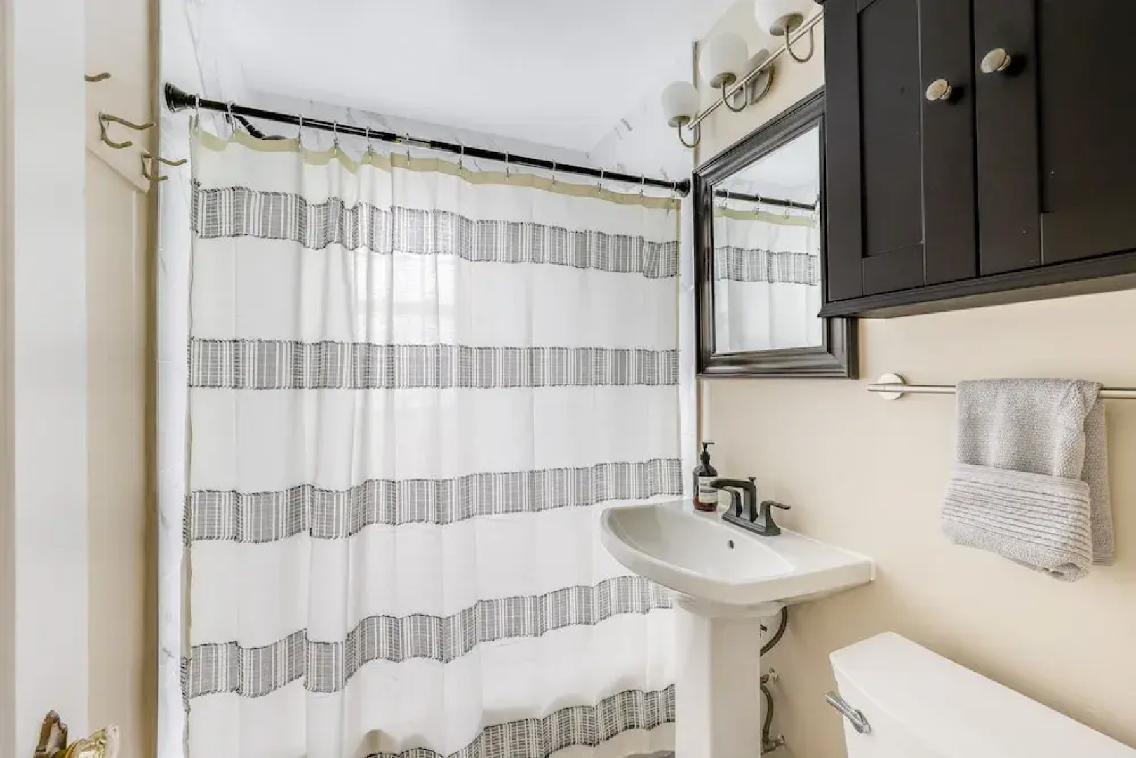 Modern Alexandria Townhome ~ 2 Mi to Old Town!