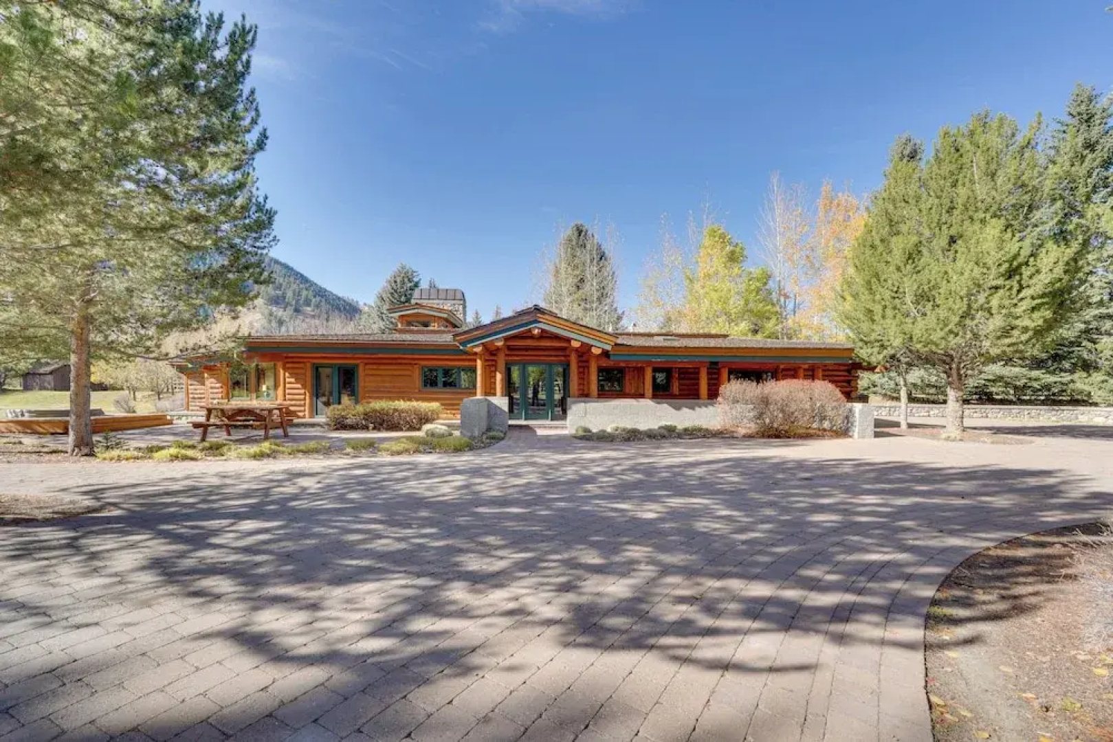 Sun Valley Log Home w/ Hot Tub & Mtn Views!