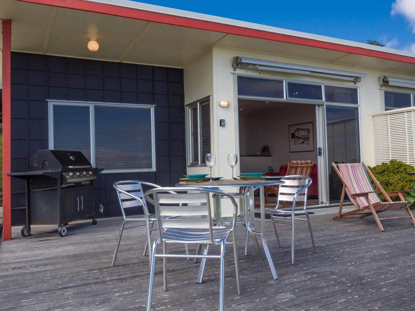 Cable Bay Stays – Golden Sand and Driftwood Beachfront Accommodation