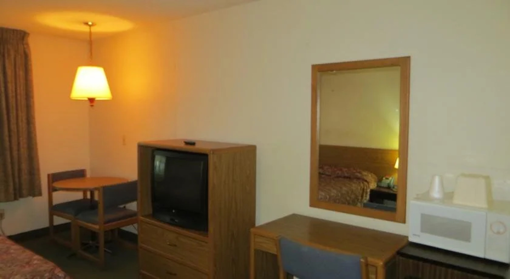 Hollywood Inn & Suites