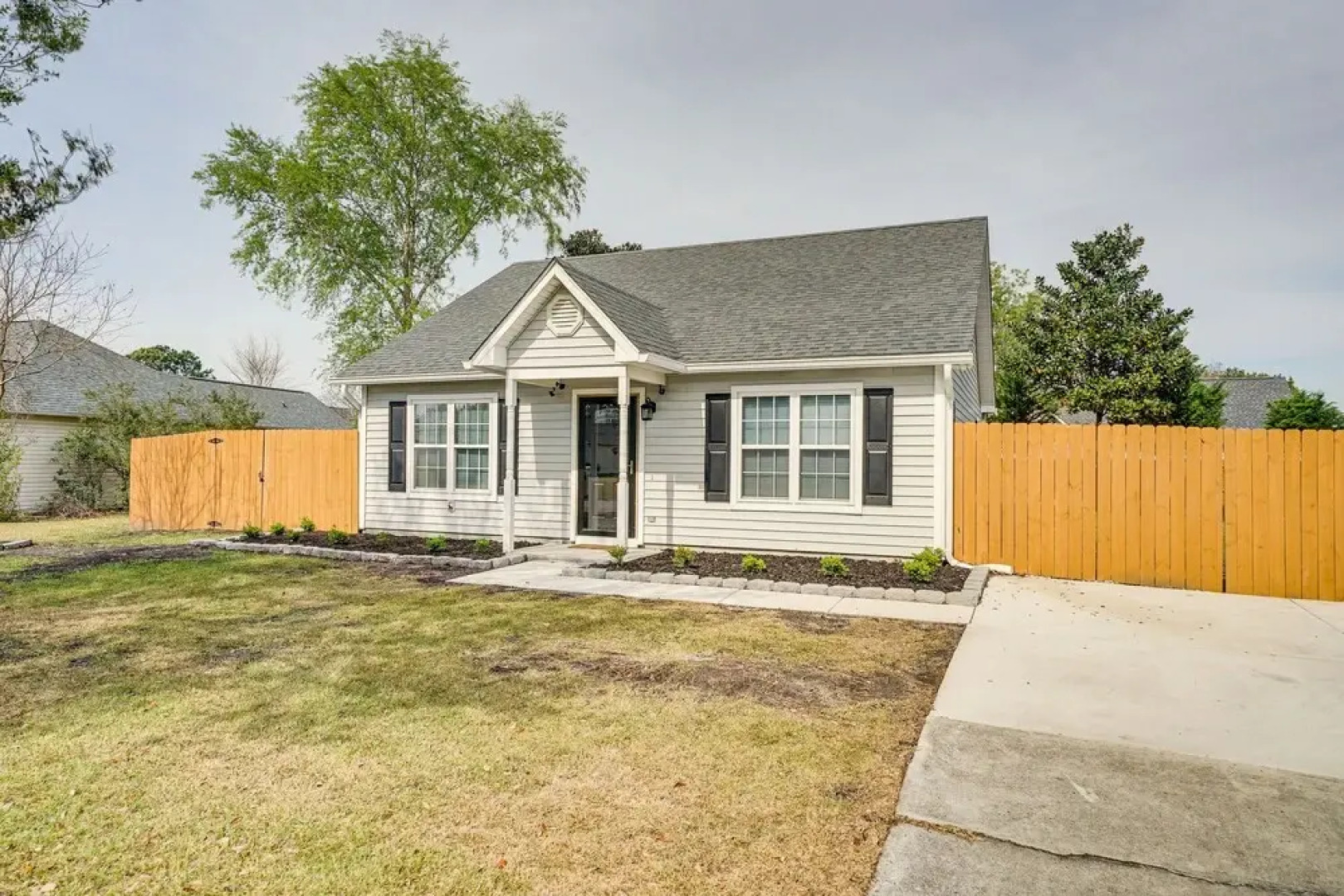 Wilmington Home ~ 7 Mi to Wrightsville Beach!