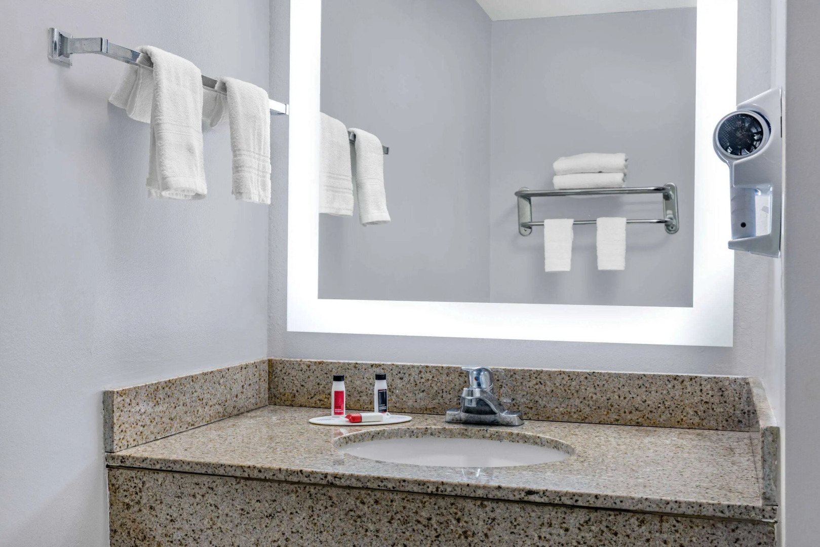 Days Inn & Suites by Wyndham Savannah Midtown