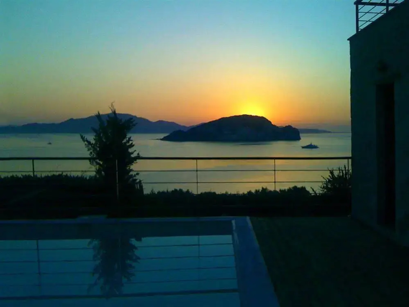 Exensian Villas & Suites