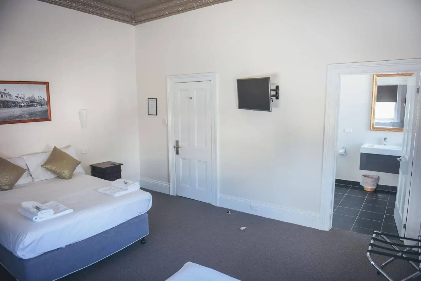 Deloraine Hotel