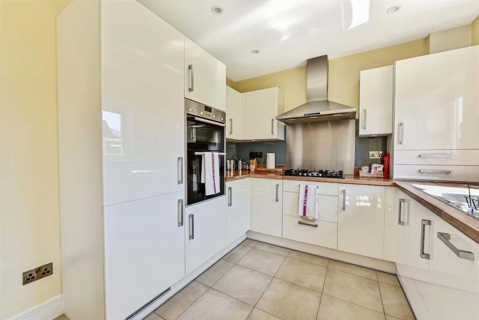 London Heathrow Living Serviced House 4 Bedrooms, 2.5 Bathrooms Up to 9 Beds