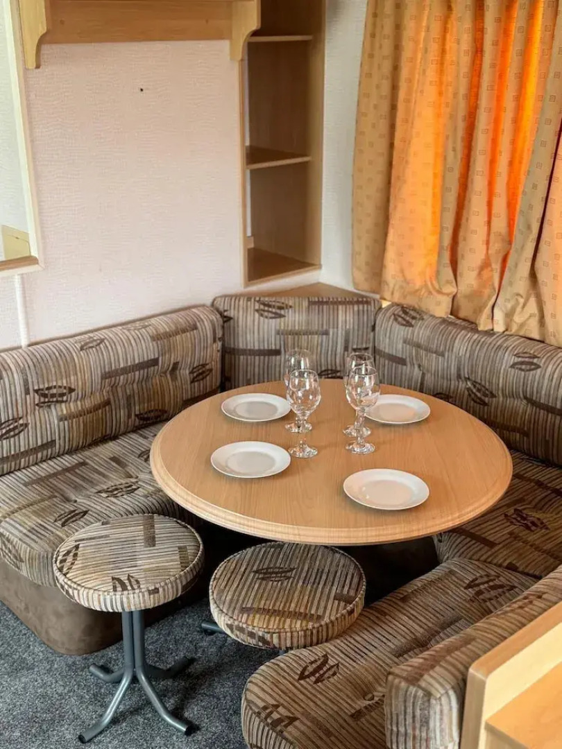 3-bed Carvan, Sleeps 6, Pets & Parking