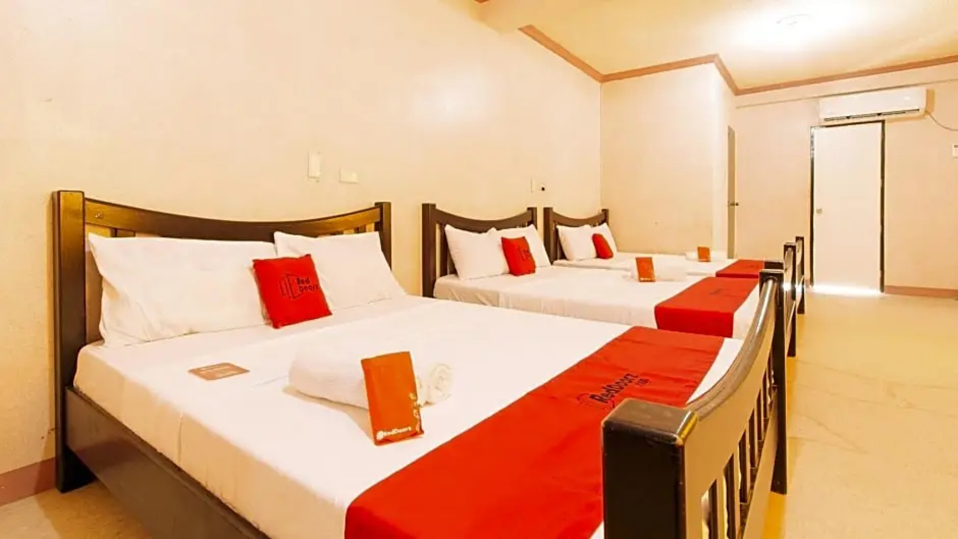 RedDoorz @ Royal Grande Beach Resort Batangas