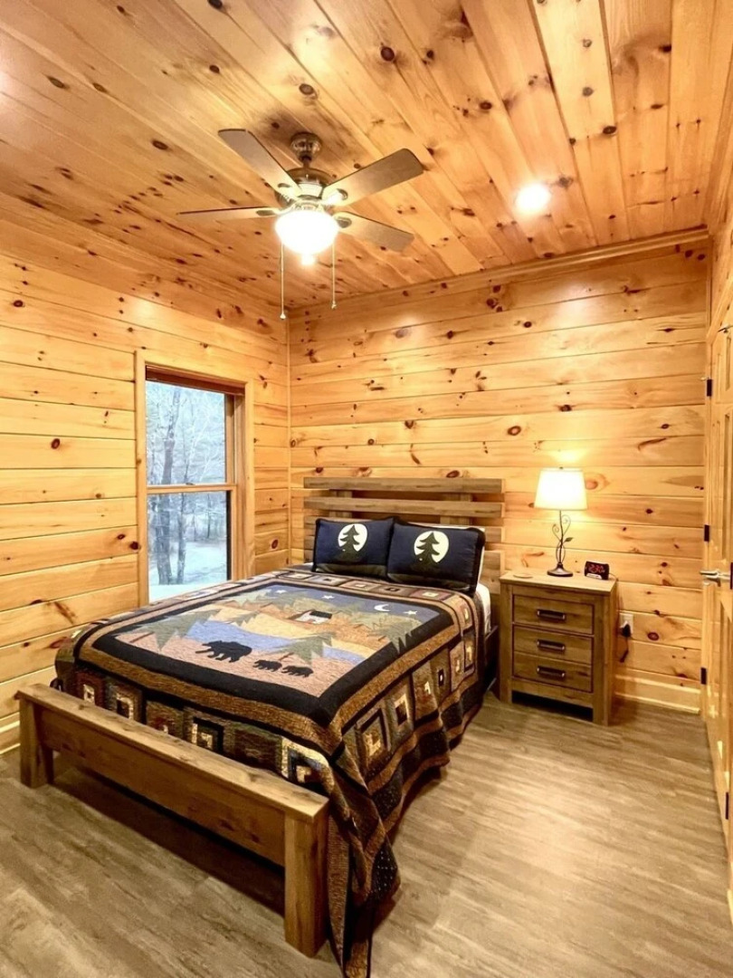 Charming, pet friendly cabin, perfect for fishing, family, hiking and R&R! 2 Bedroom Cabin by RedAwning