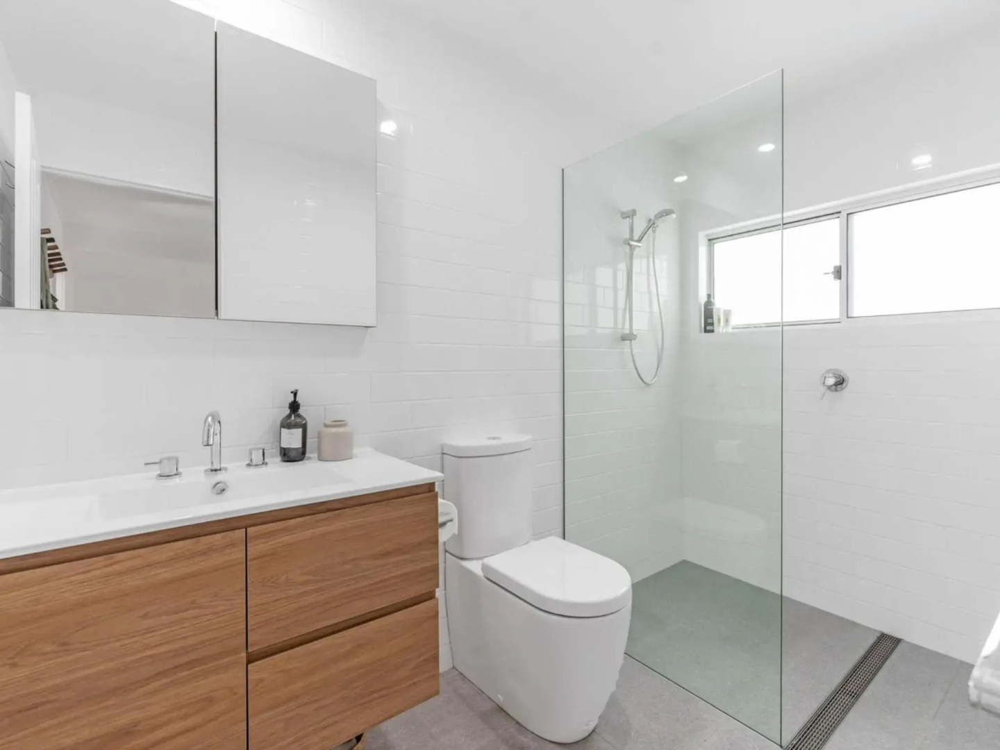 MOBYS AT HYAMS Hyams Beach 4pm check out Sundays