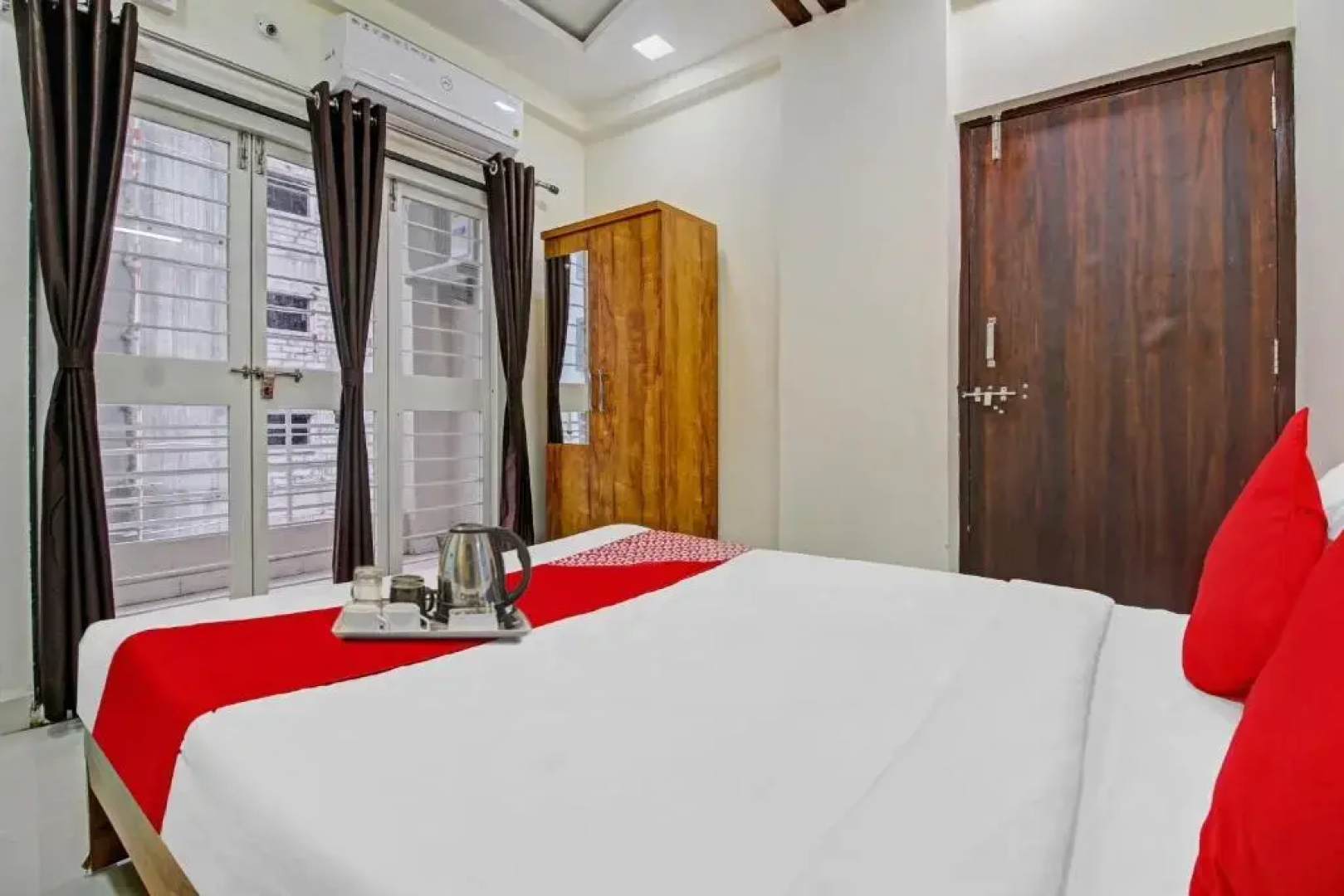 Oyo Flagship 93292 Hotel White House
