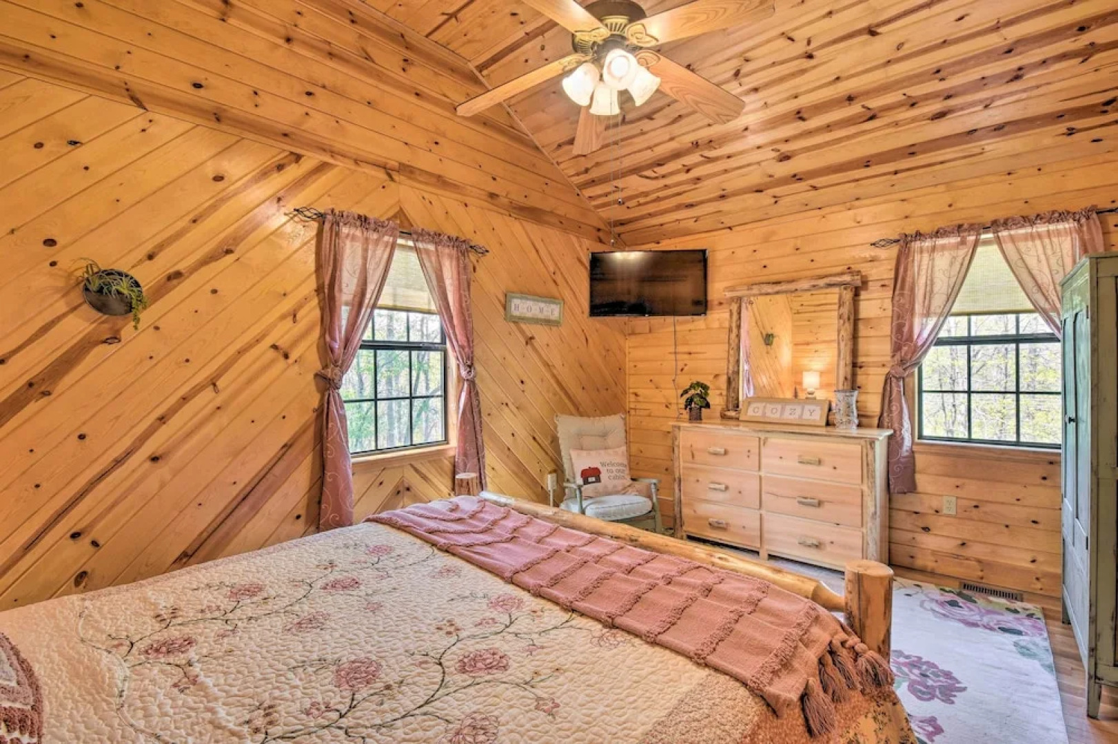 Cozy Hiawassee Cabin w/ Fire Pit & Mtn Views!