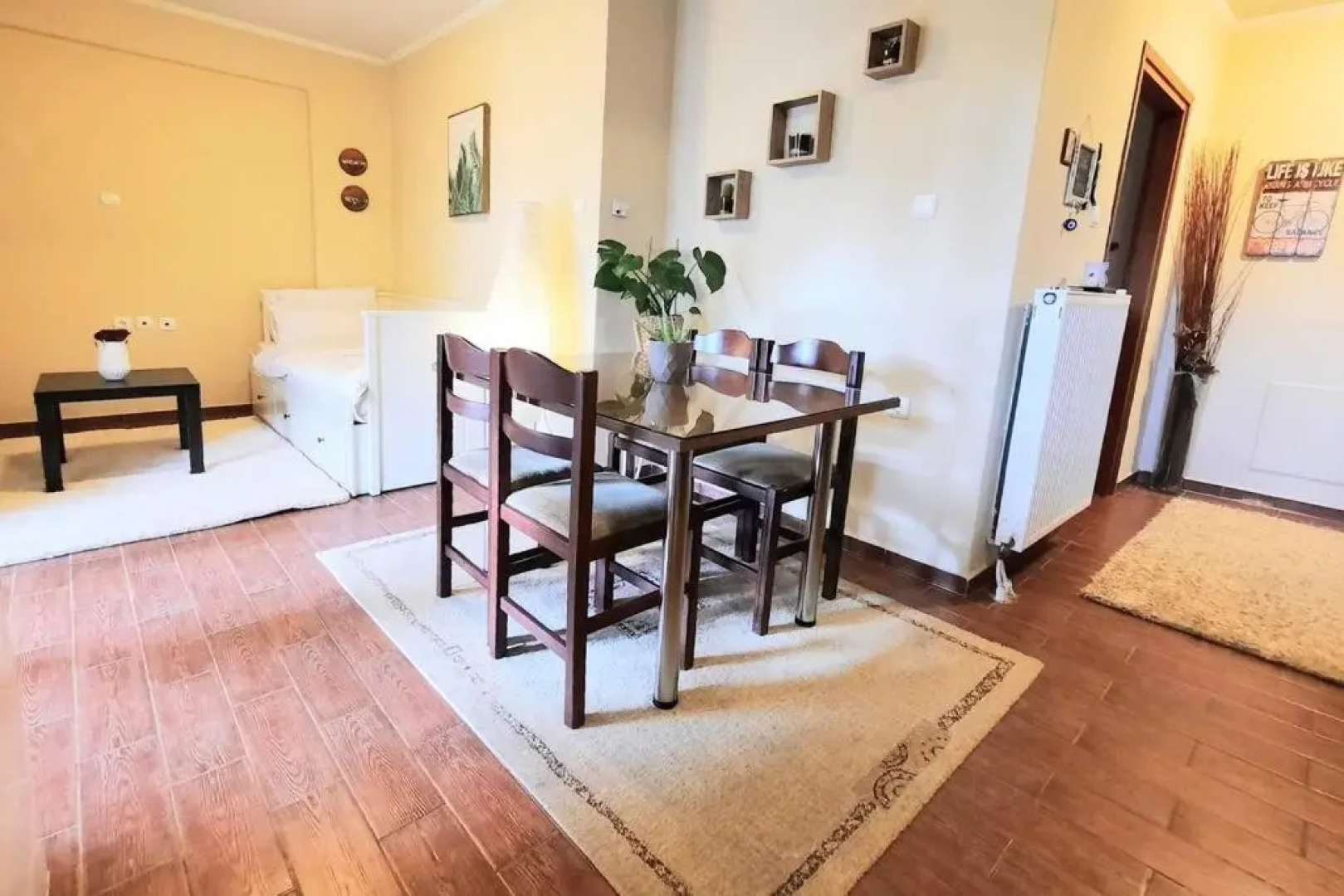 1. Lovely house with garden and free parking