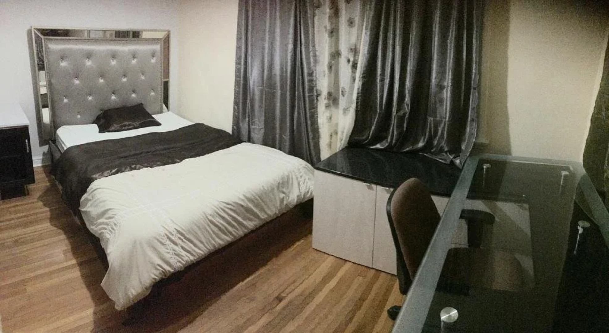Hollywood Room Rental